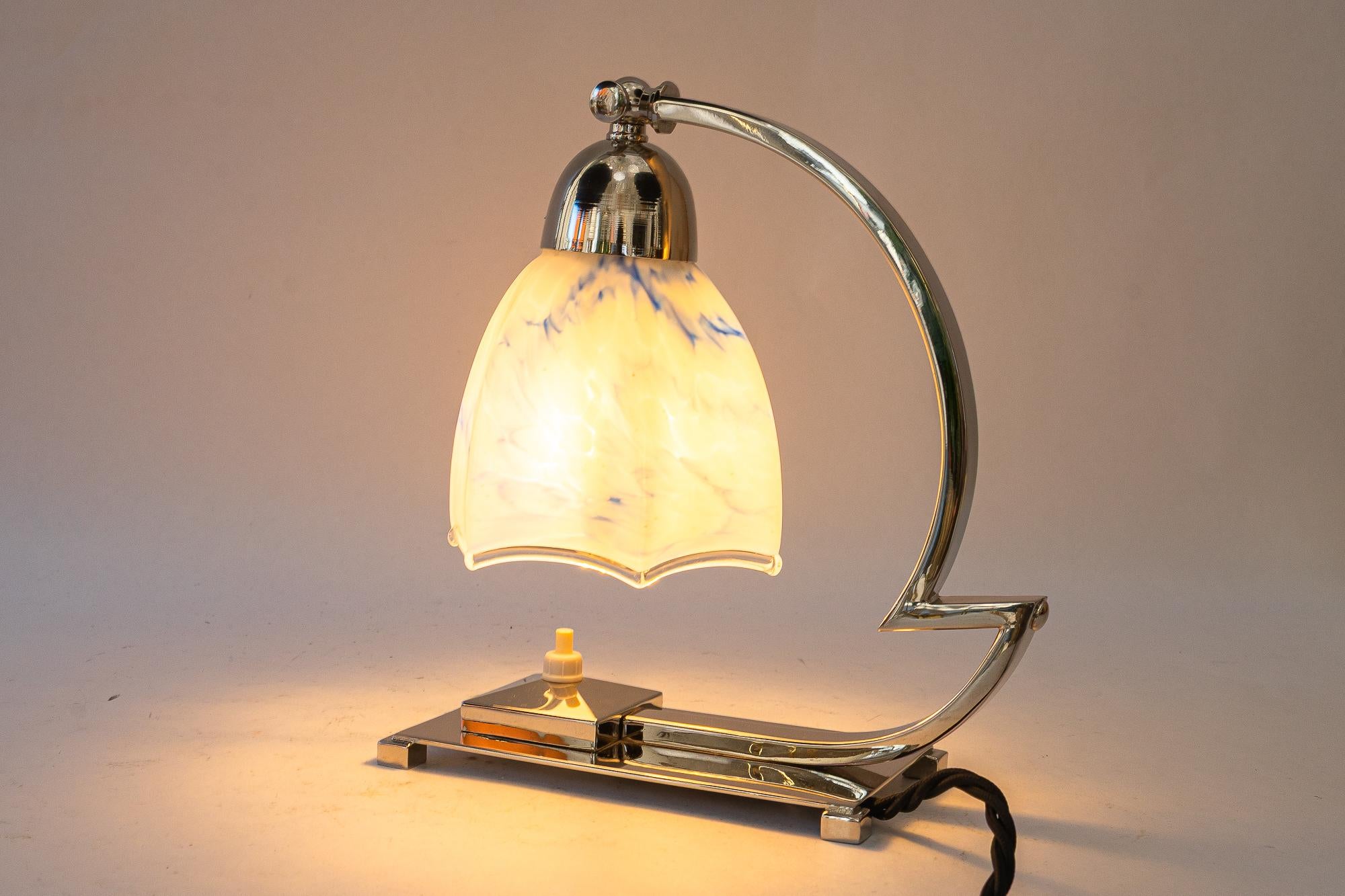 Lámpara de sobremesa Art Déco giratoria de níquel con pantalla de cristal original hacia 1920 en venta 7