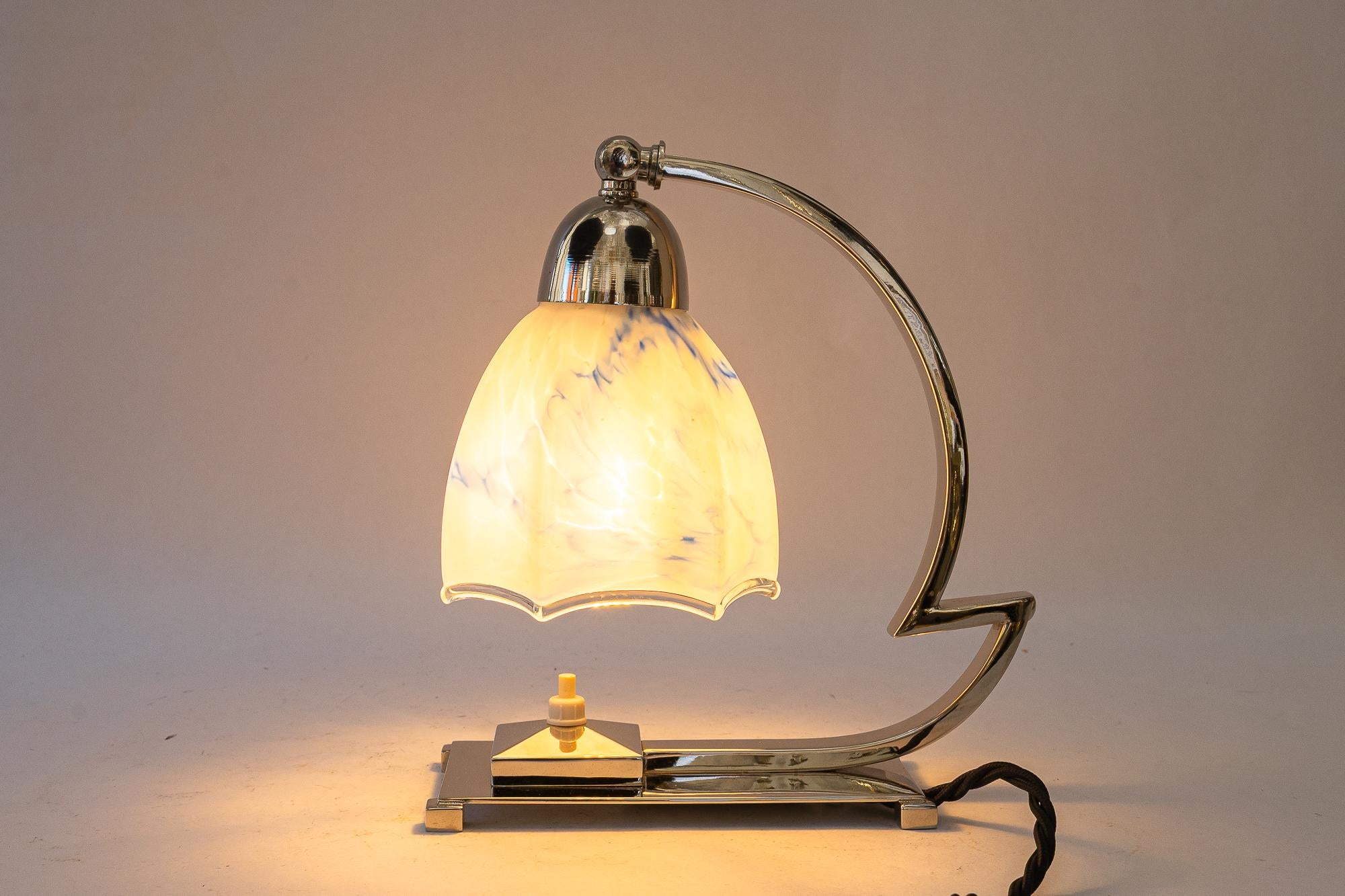 Lámpara de sobremesa Art Déco giratoria de níquel con pantalla de cristal original hacia 1920 en venta 8