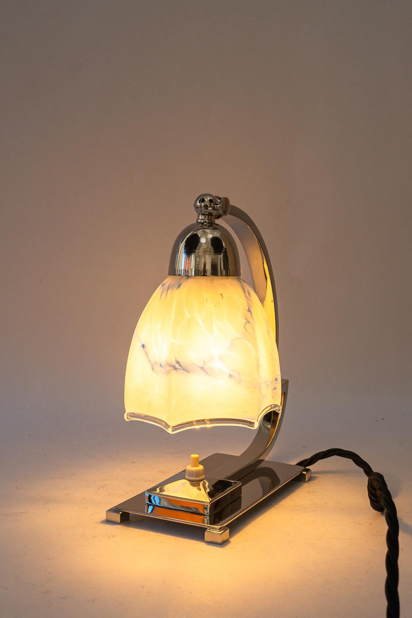 Lámpara de sobremesa Art Déco giratoria de níquel con pantalla de cristal original hacia 1920 en venta 9