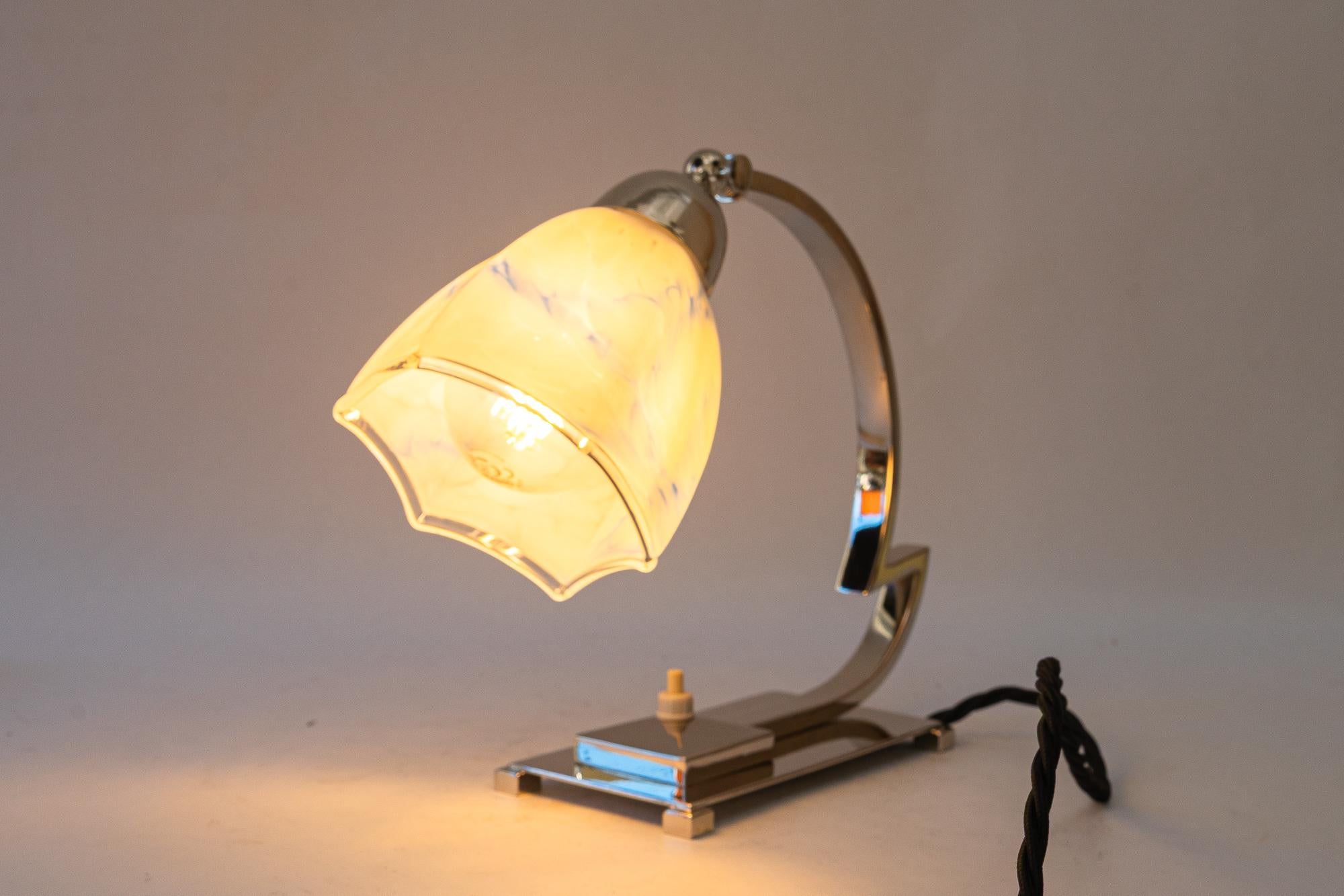 Lámpara de sobremesa Art Déco giratoria de níquel con pantalla de cristal original hacia 1920 en venta 10