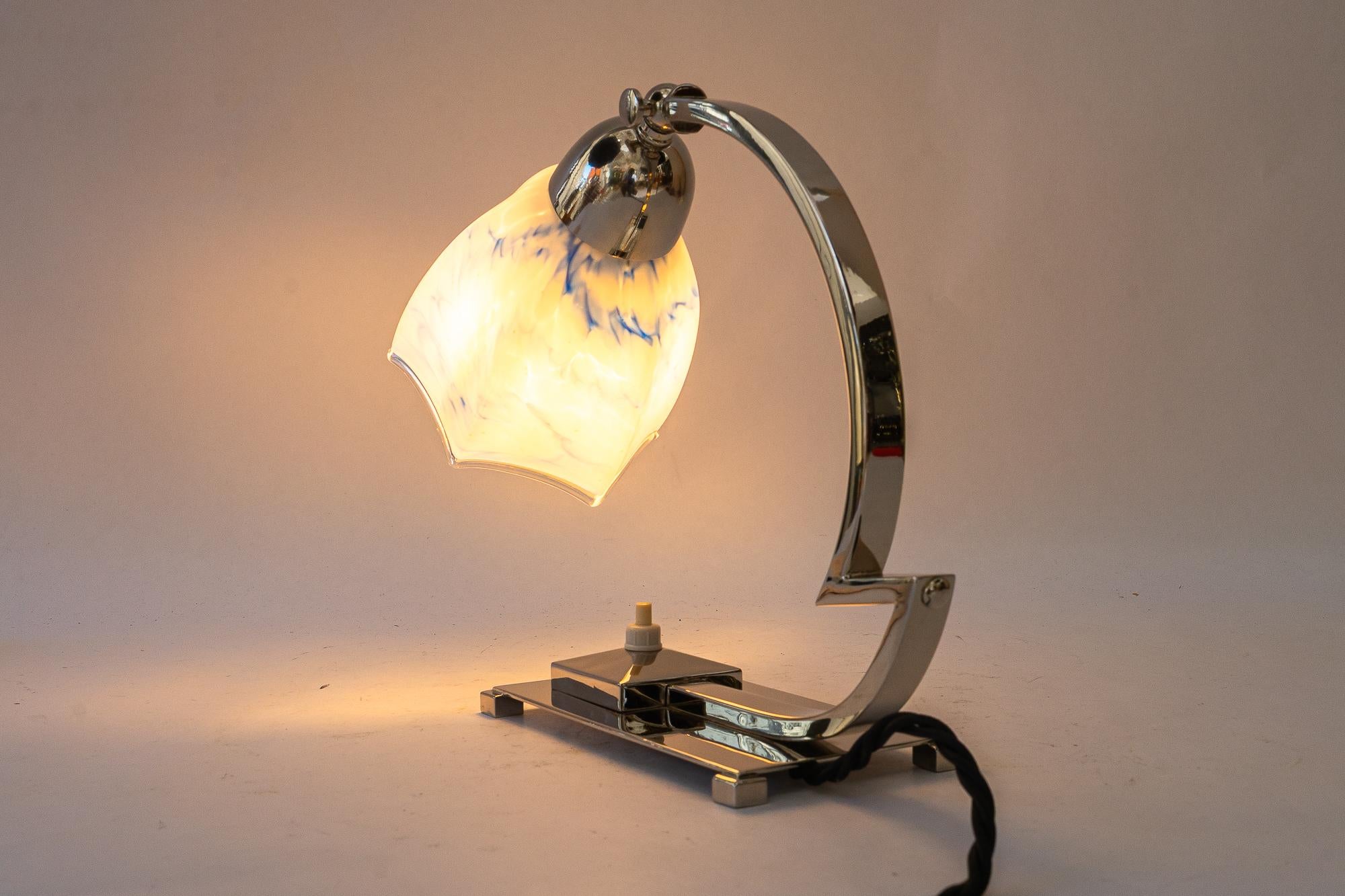 Lámpara de sobremesa Art Déco giratoria de níquel con pantalla de cristal original hacia 1920 en venta 11