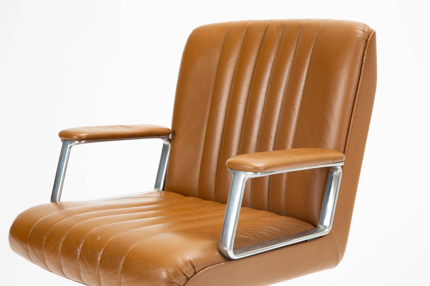 Swiveling Office Chair on Casters by Osvaldo Borsani for Tecno 5