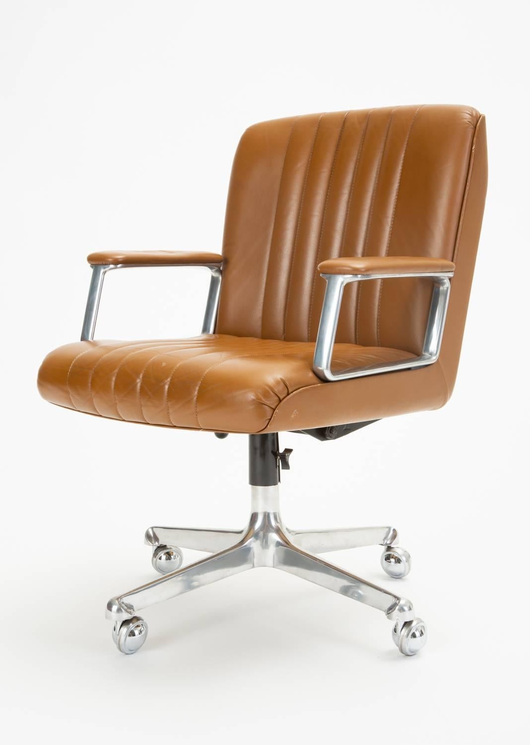 Mid-Century Modern Swiveling Office Chair on Casters by Osvaldo Borsani for Tecno