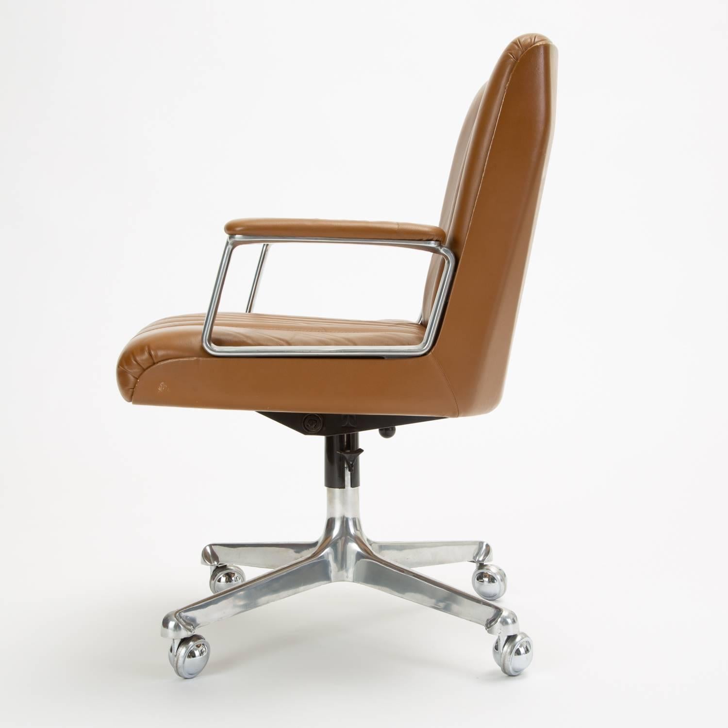 Swiveling Office Chair on Casters by Osvaldo Borsani for Tecno In Good Condition In Los Angeles, CA
