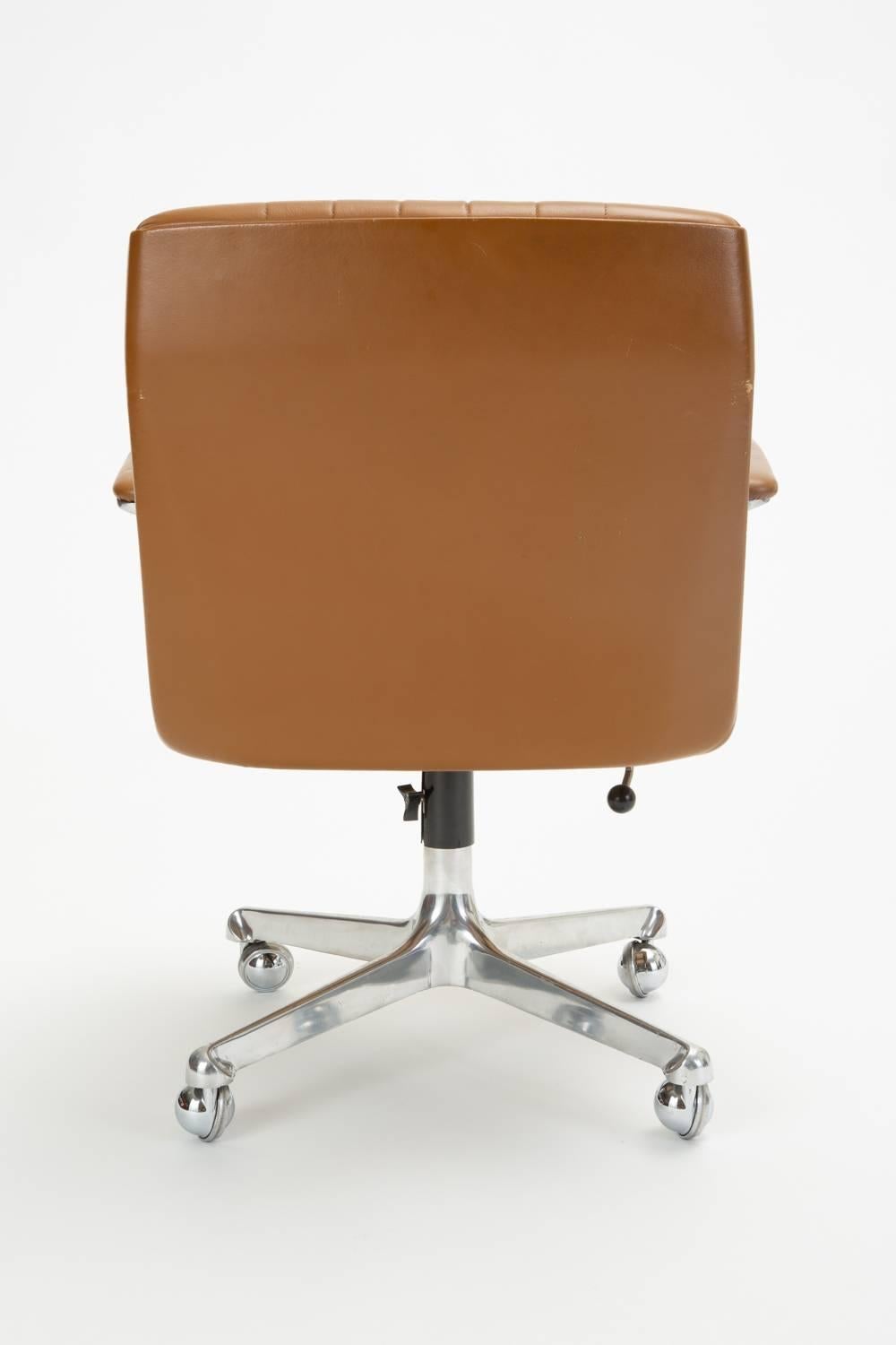 20th Century Swiveling Office Chair on Casters by Osvaldo Borsani for Tecno