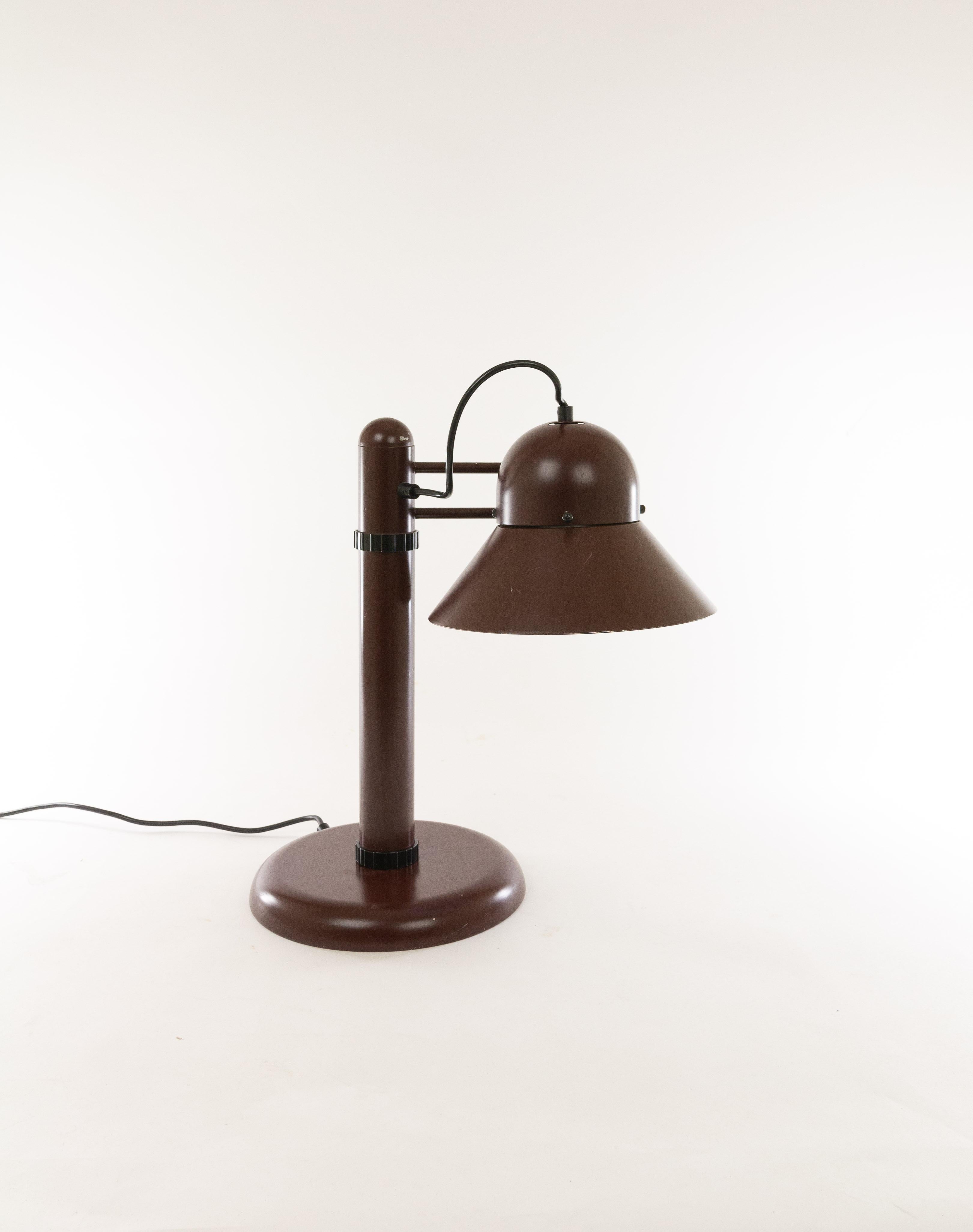 Swiveling dark brown table lamp of lacquered metal designed by Gae Aulenti and manufactured by Stilnovo in the 1970s. The top section of the lamp can swivel through 360 degrees and the shade itself can be adjusted.

This model had been produced for