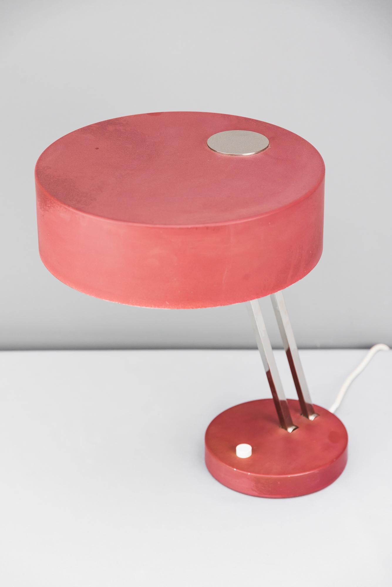 Swiveling table lamp, Italy, circa 1960s
Metal painted
Original condition
Measures: Deep inclined 35cm
Deep Normal 27cm.