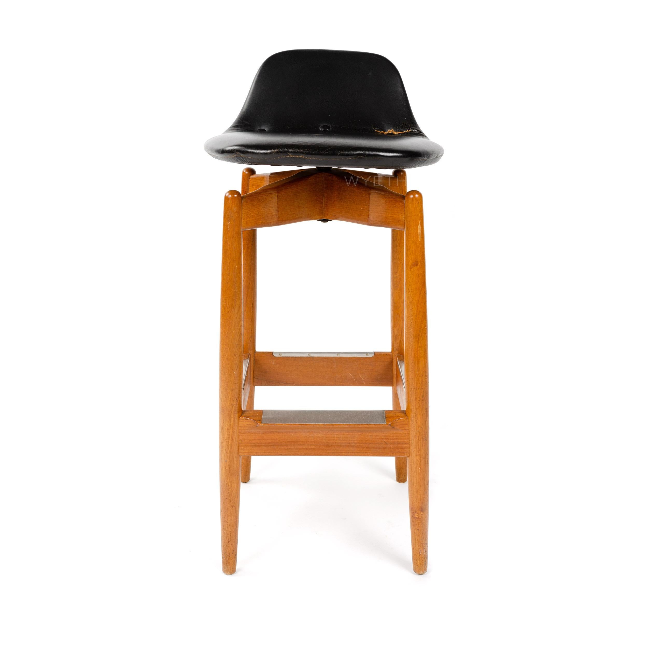 swivelling bar stools