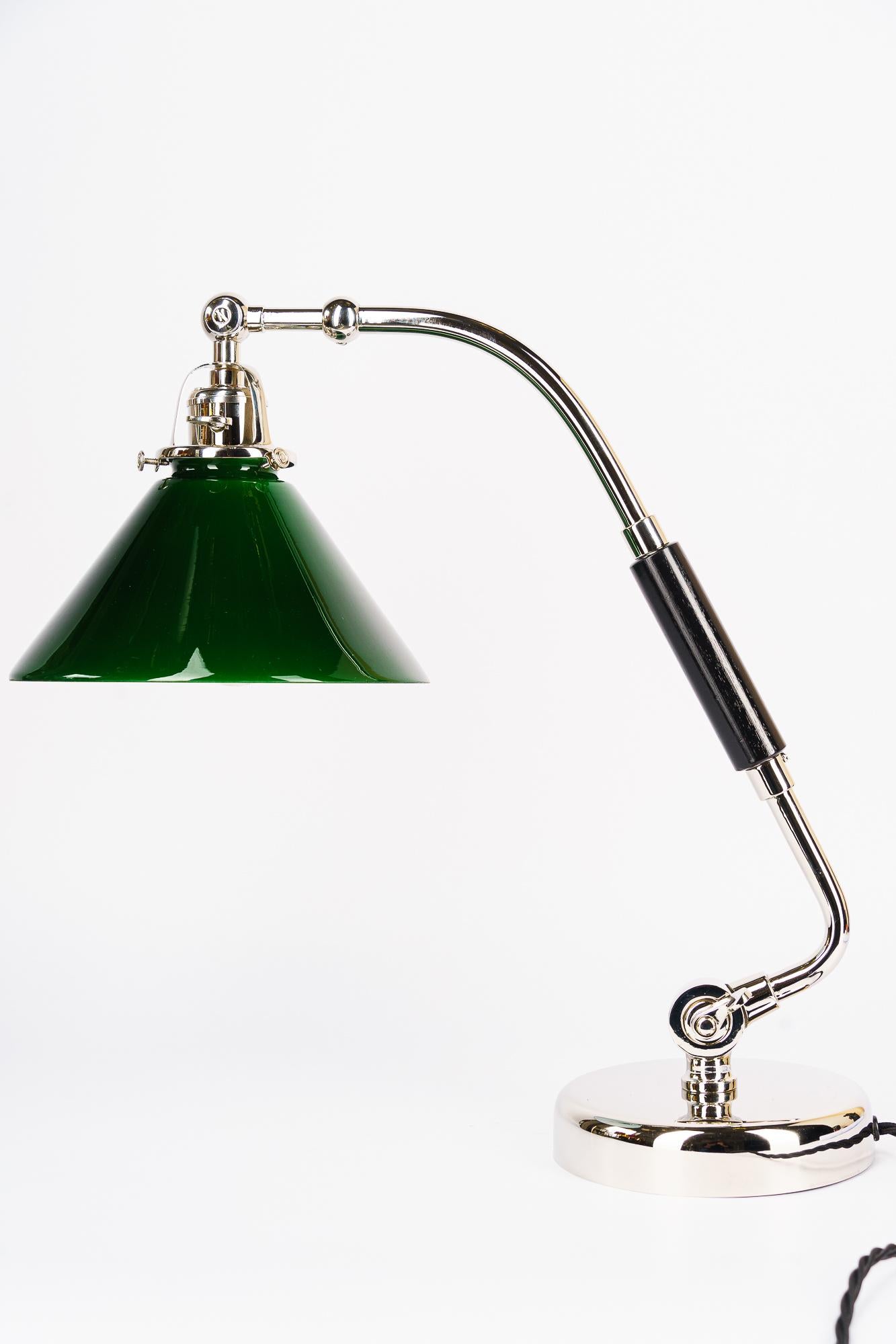 Drehbare vernickelte Art-Déco-Tischlampe mit grünem Glasschirm Vienna, 1920er Jahre im Angebot 3