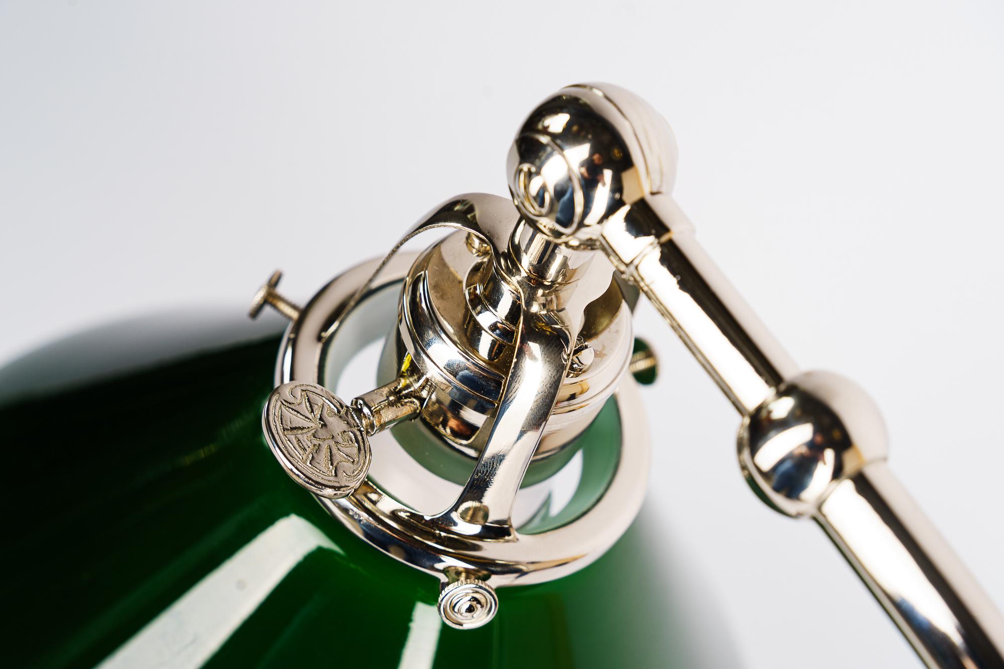 Drehbare vernickelte Art-Déco-Tischlampe mit grünem Glasschirm Vienna, 1920er Jahre im Angebot 4