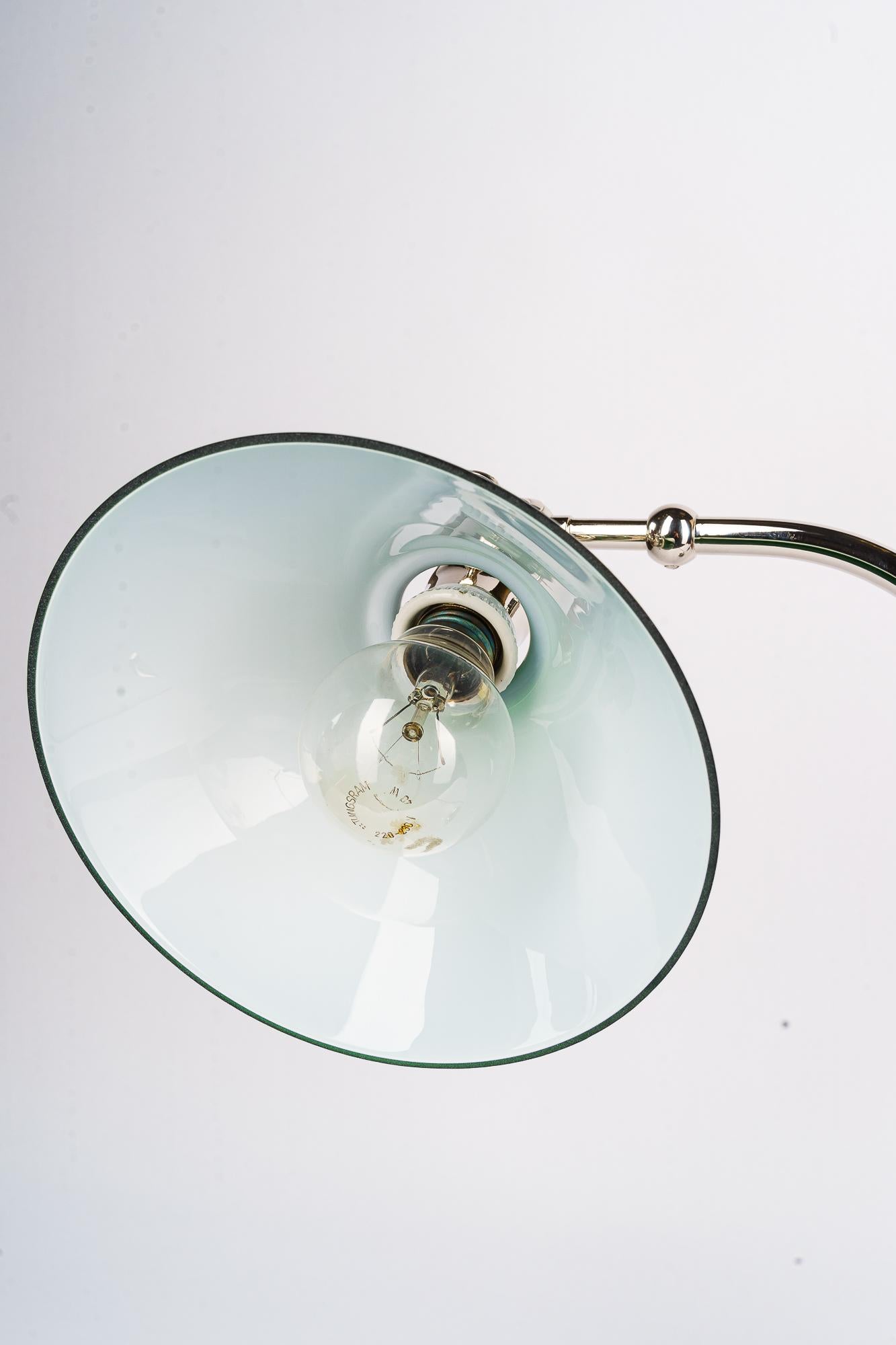 Drehbare vernickelte Art-Déco-Tischlampe mit grünem Glasschirm Vienna, 1920er Jahre im Angebot 7