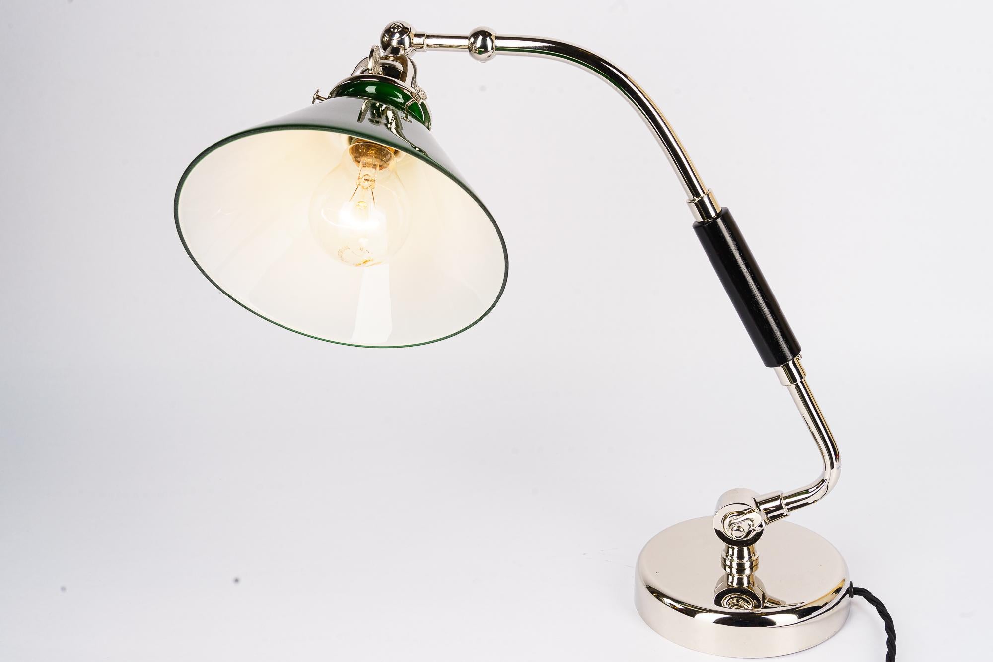 Drehbare vernickelte Art-Déco-Tischlampe mit grünem Glasschirm Vienna, 1920er Jahre im Angebot 8