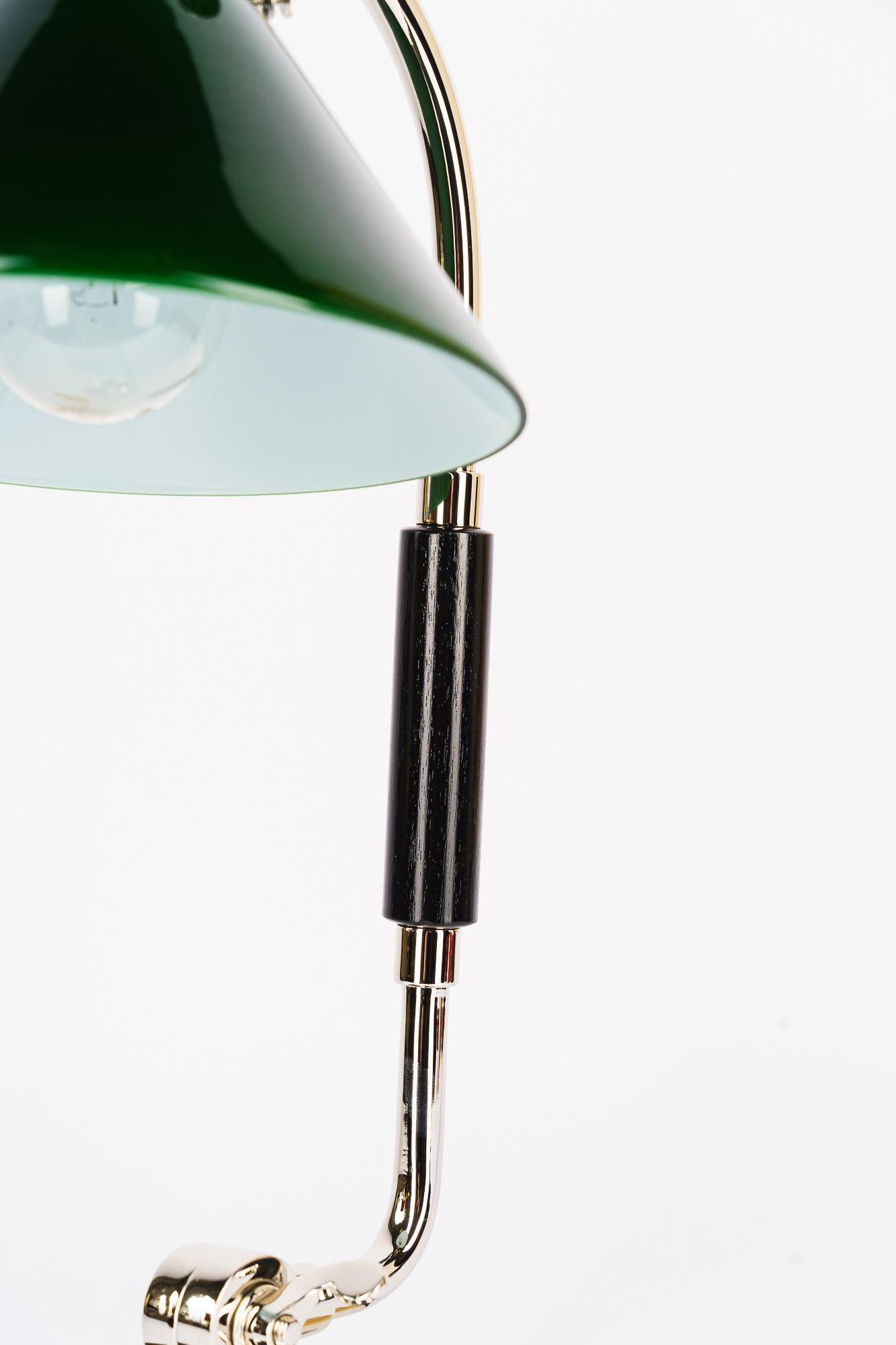 Drehbare vernickelte Art-Déco-Tischlampe mit grünem Glasschirm Vienna, 1920er Jahre (Österreichisch) im Angebot