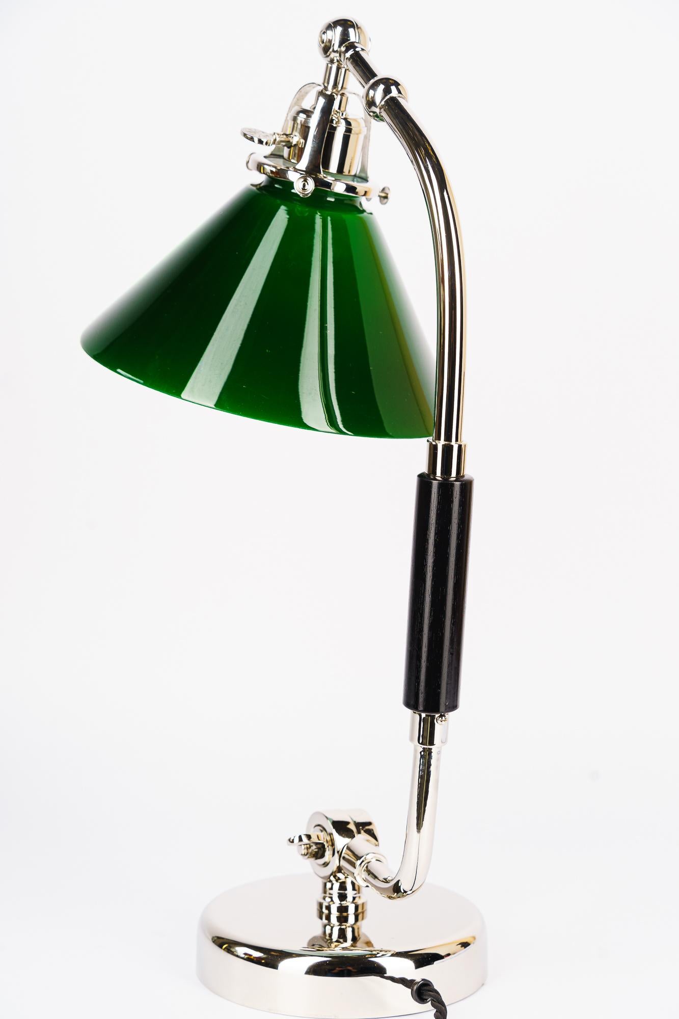 Drehbare vernickelte Art-Déco-Tischlampe mit grünem Glasschirm Vienna, 1920er Jahre im Zustand „Gut“ im Angebot in Wien, AT