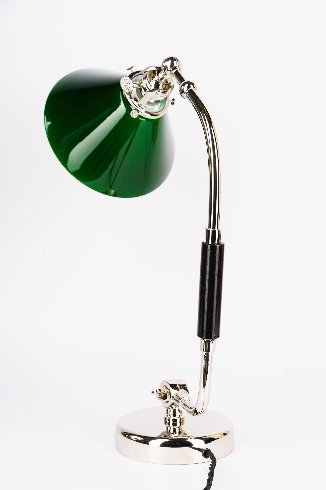 Drehbare vernickelte Art-Déco-Tischlampe mit grünem Glasschirm Vienna, 1920er Jahre (Frühes 20. Jahrhundert) im Angebot
