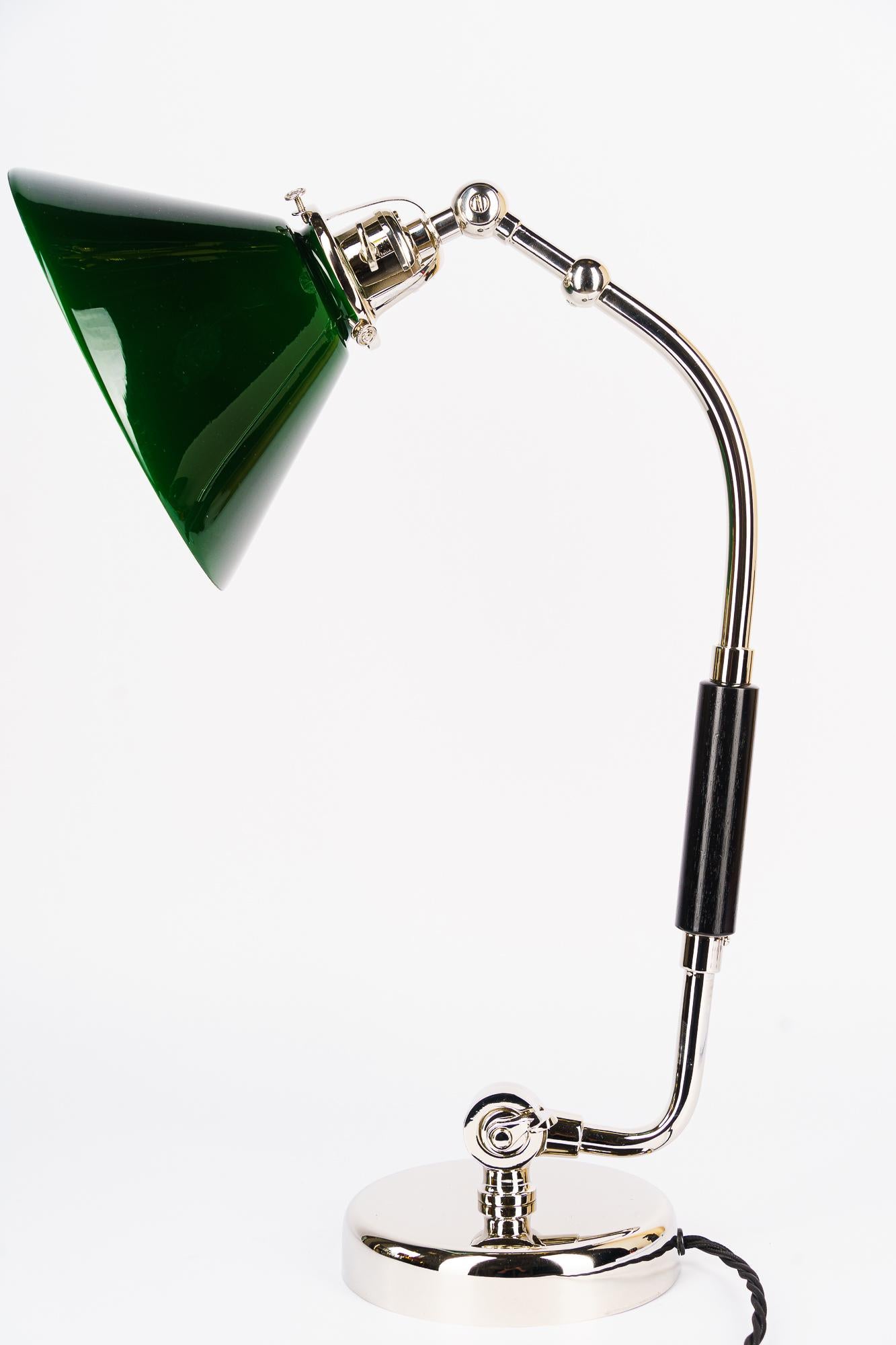 Drehbare vernickelte Art-Déco-Tischlampe mit grünem Glasschirm Vienna, 1920er Jahre (Messing) im Angebot