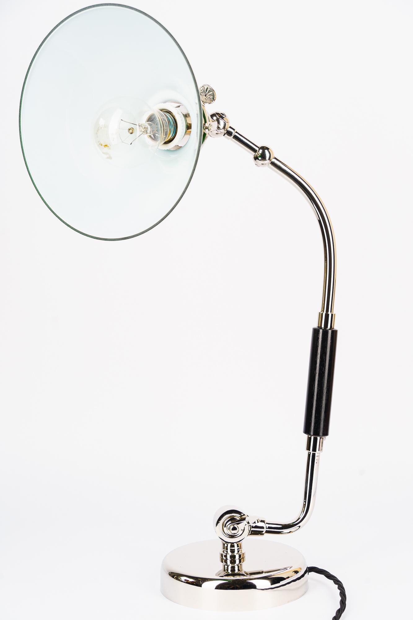Drehbare vernickelte Art-Déco-Tischlampe mit grünem Glasschirm Vienna, 1920er Jahre im Angebot 1