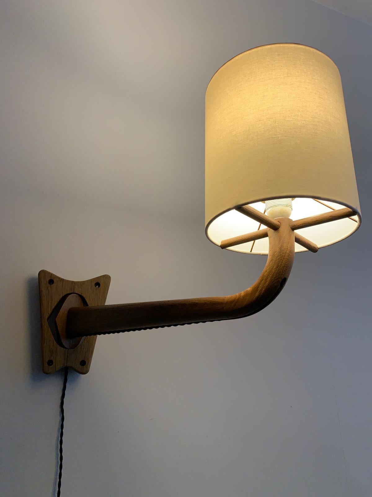 Aplique giratorio de roble Moderno en venta