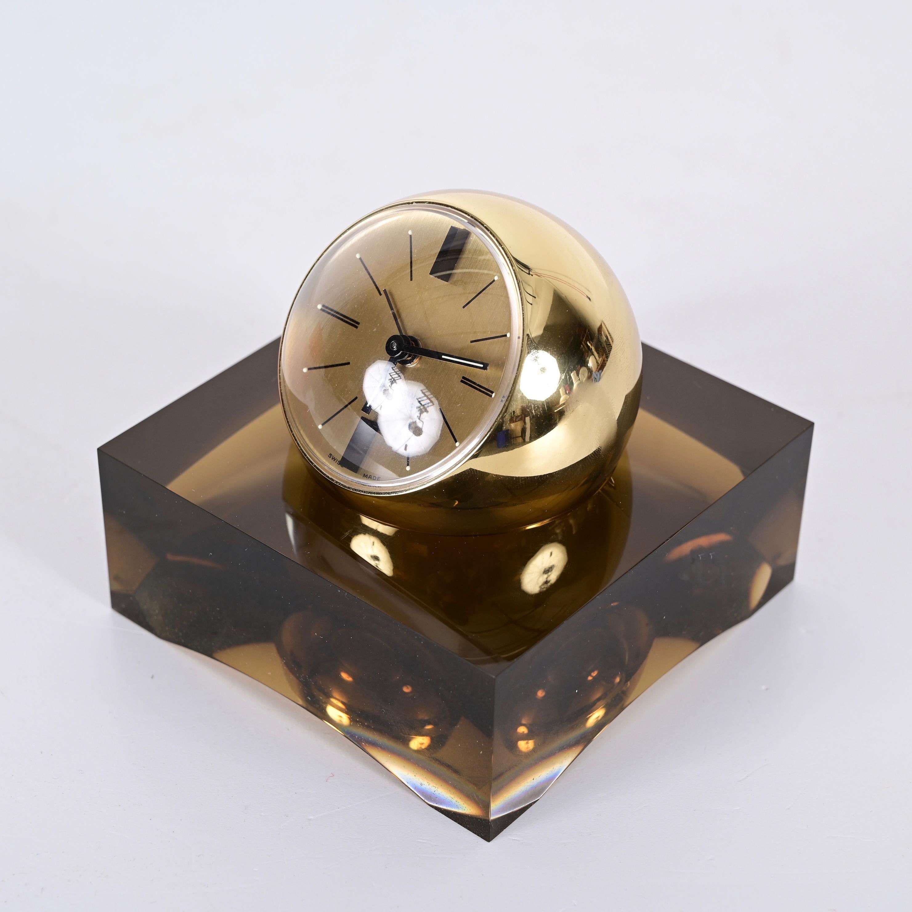 En 1975, la prestigieuse société horlogère suisse Swiza a choisi cette montre comme protagoniste solitaire de sa campagne publicitaire dans les magazines. Vous pouvez voir pourquoi. Moderne et unique en son genre, elle comporte une horloge à boule