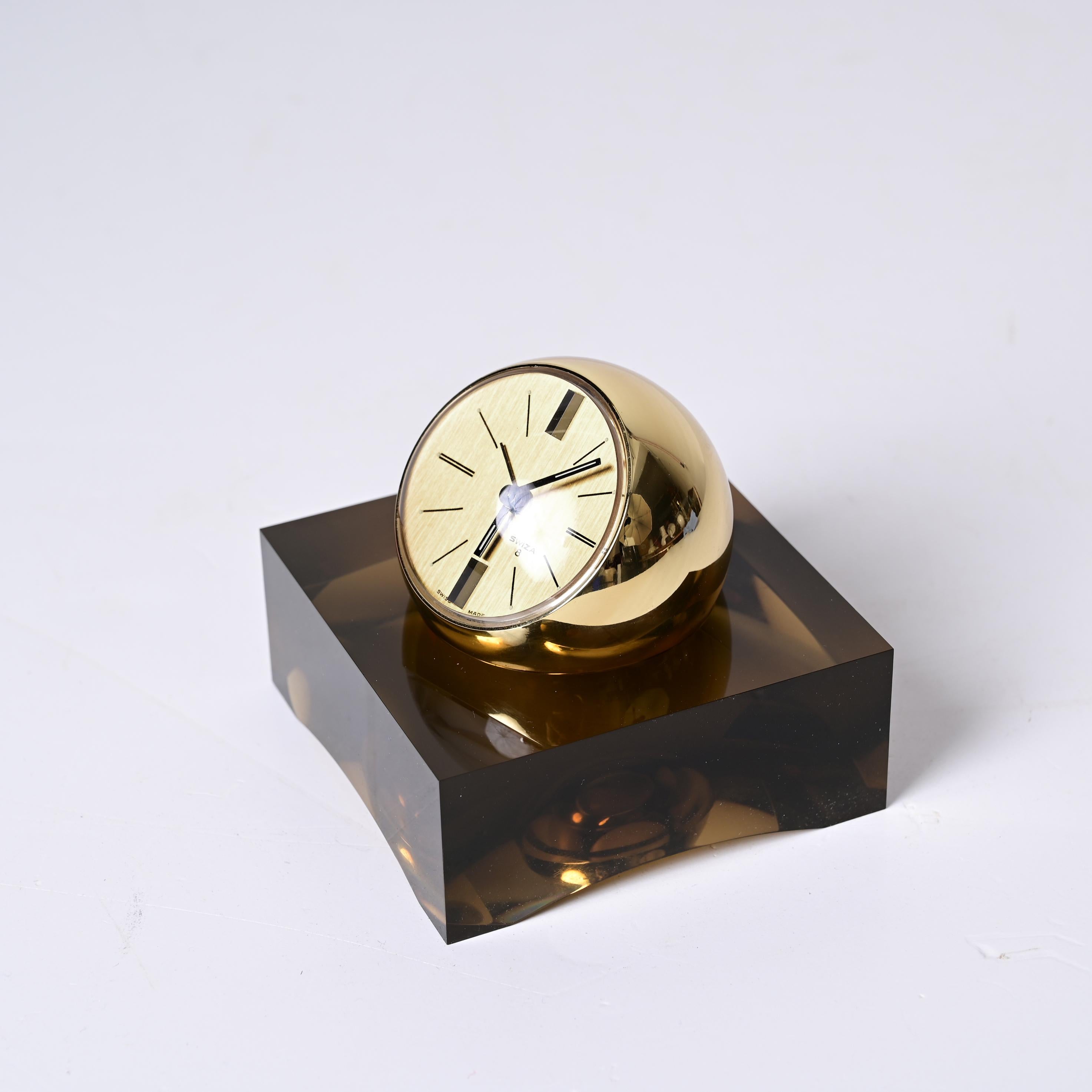 Mid-Century Modern Horloge sphérique Swiza rare de 8 jours dorée avec base en lucite fumée, boîte et garantie en vente