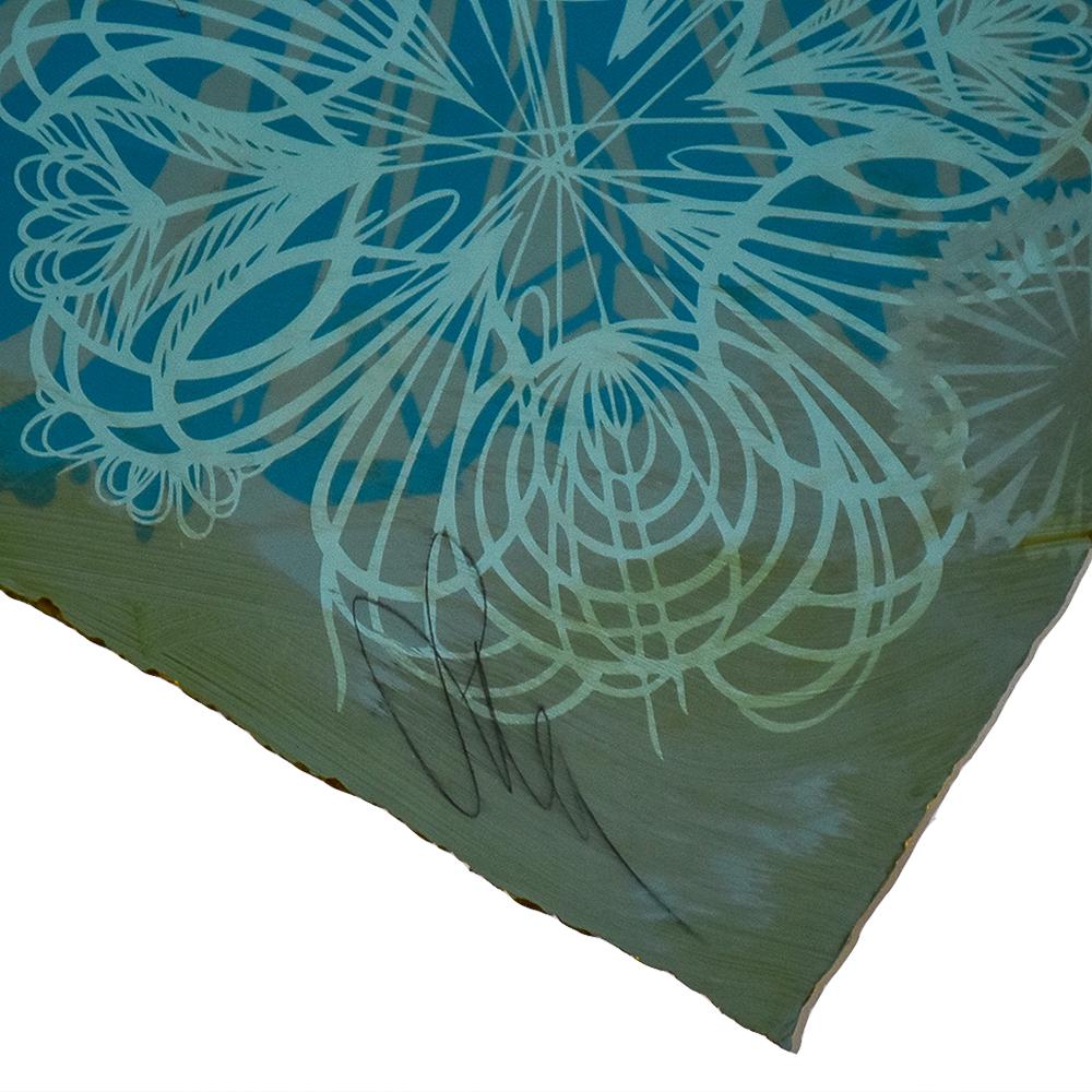 Superbe édition Artist Proof avec des détails teintés dans la masse, embellis à la main par Swoon.
Swoon a sorti un nombre très limité d'épreuves d'artiste (17) en dehors de l'édition normale qui sont embellies à la main par l'artiste avec des