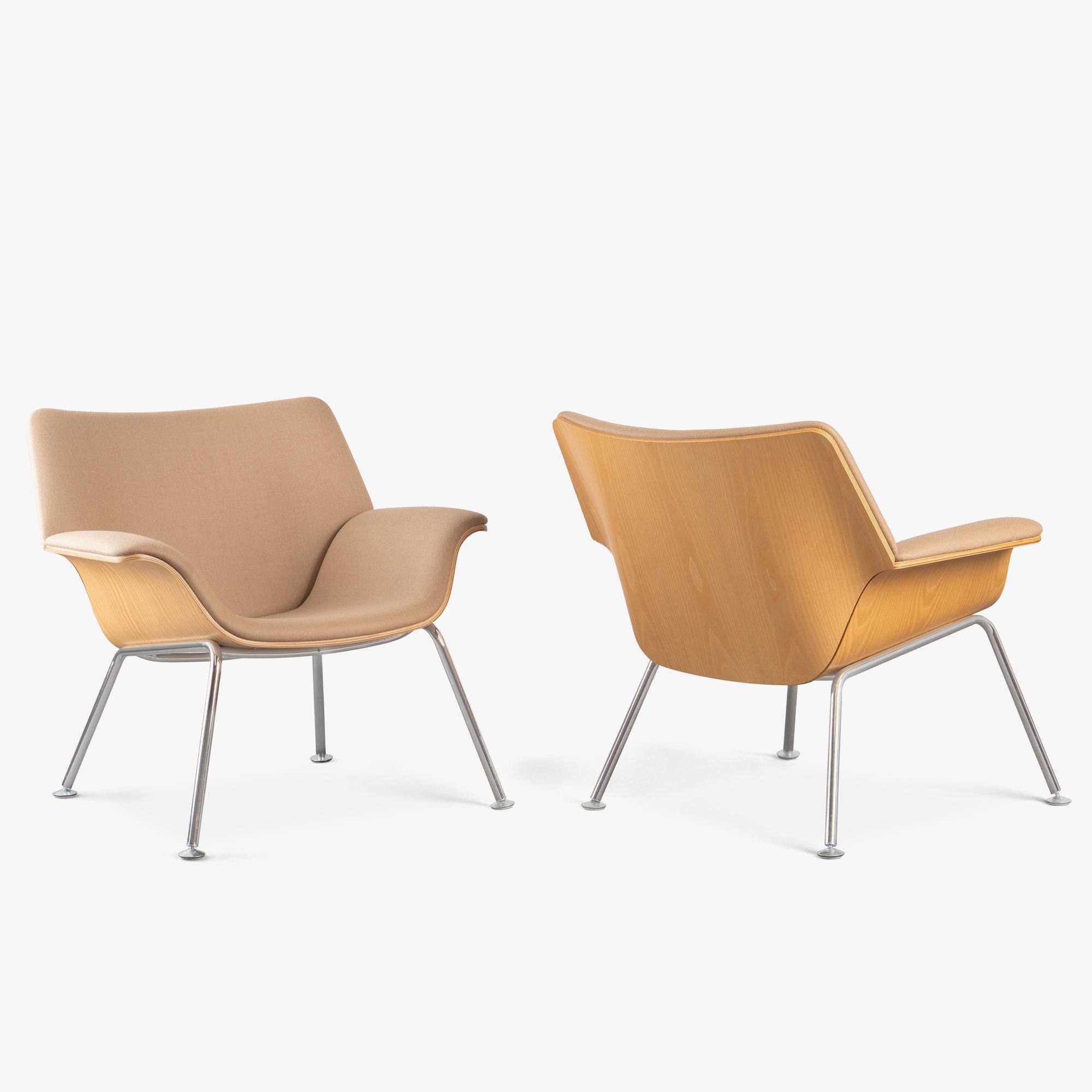 La Collection'S di Brian Kane per Herman Miller incarna un'interpretazione moderna dello stile della metà del secolo scorso, in particolare con la Swoop Plywood Lounge Chair. Kane ha studiato meticolosamente l'interazione tra le persone e le sedute