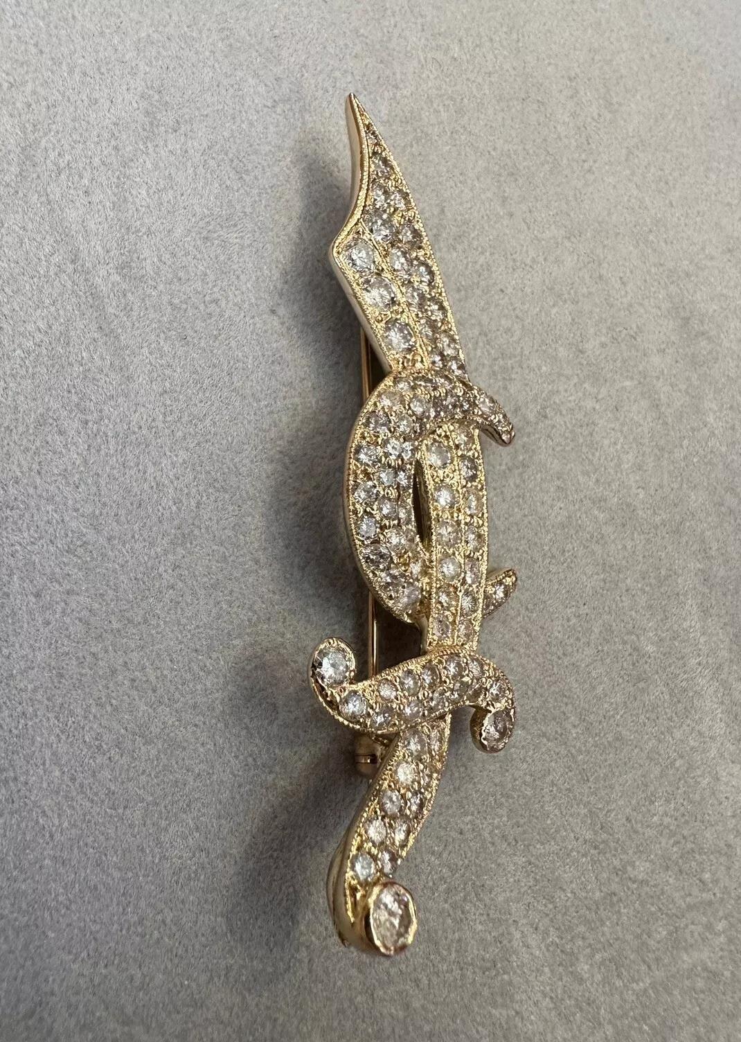 Espada Cimitarra Árabe y Luna Creciente  Alfiler/ Broche de Diamantes en Oro Amarillo de 14k 

La Espada Cimitarra Árabe y el Alfiler de Diamantes de Luna Creciente presentan aproximadamente 3,50 quilates de Diamantes Redondos Naturales talla
