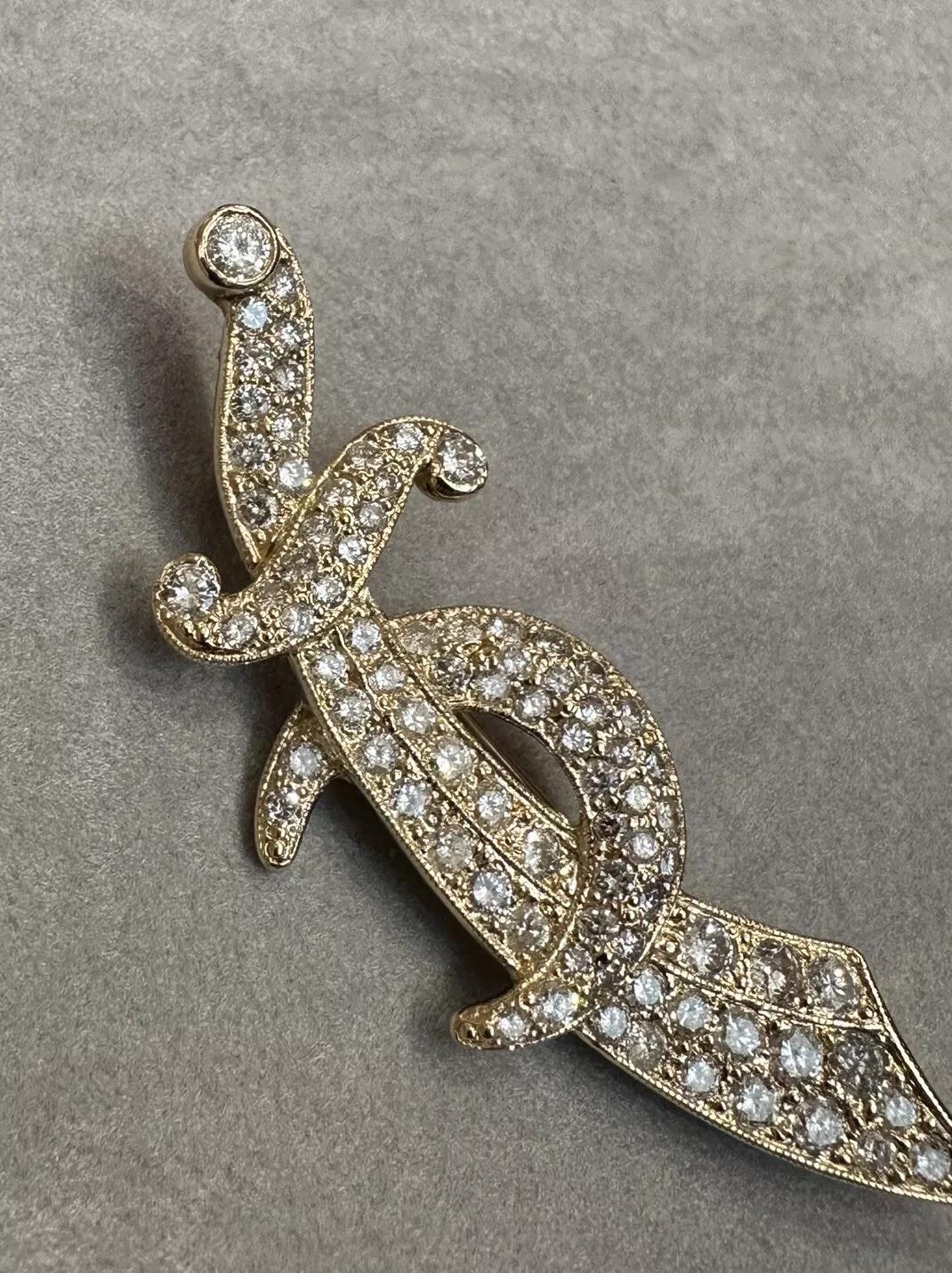Femenino o masculino Broche de diamantes con espada y luna creciente 3,50 quilates totales en oro amarillo de 14k en venta