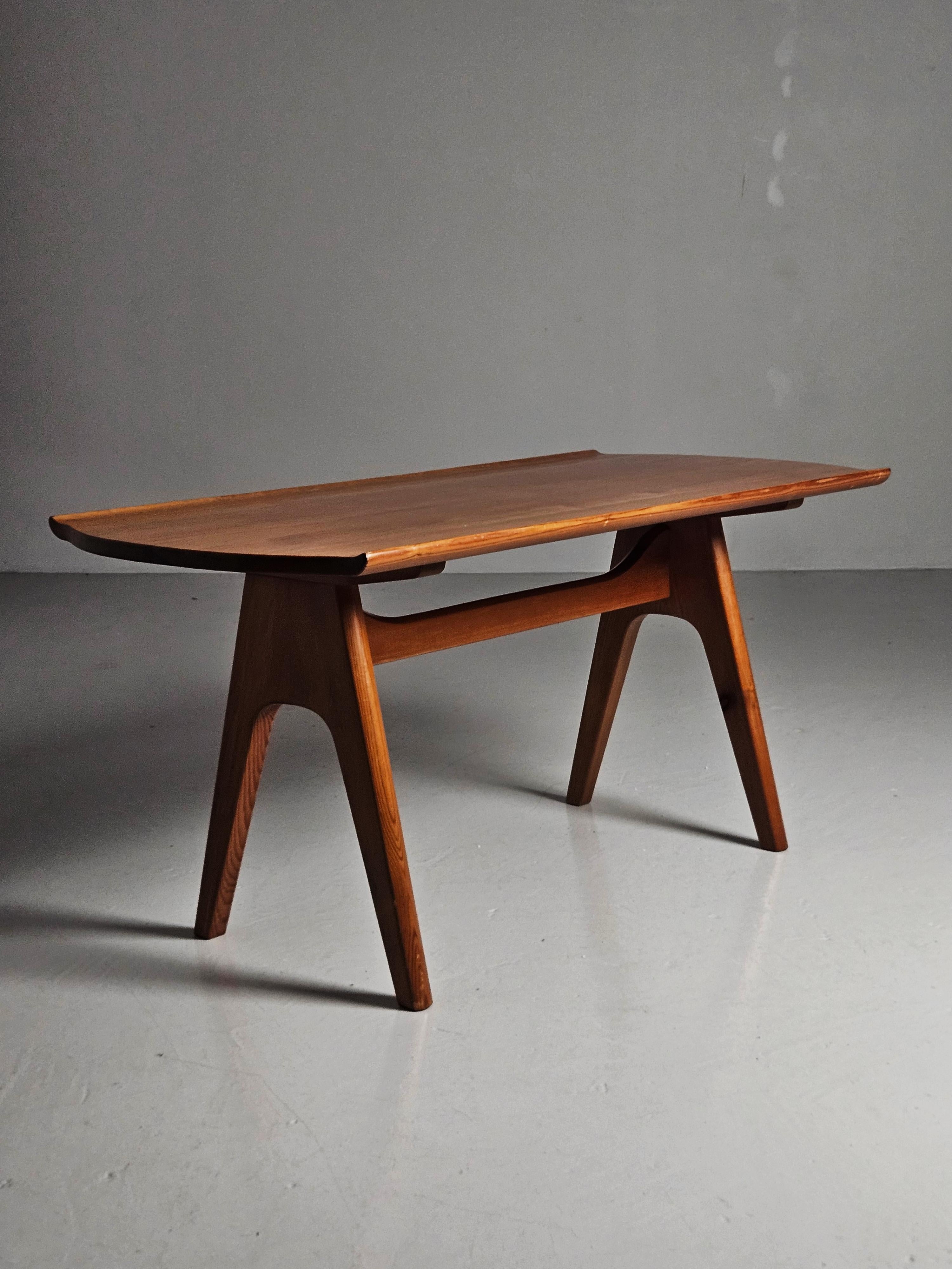 Table basse attribuée à Carl Malmsten et produite par Svensk Fur, Suède, dans les années 1940. 

Fabriqué en pin massif avec un magnifique plateau sculpté.