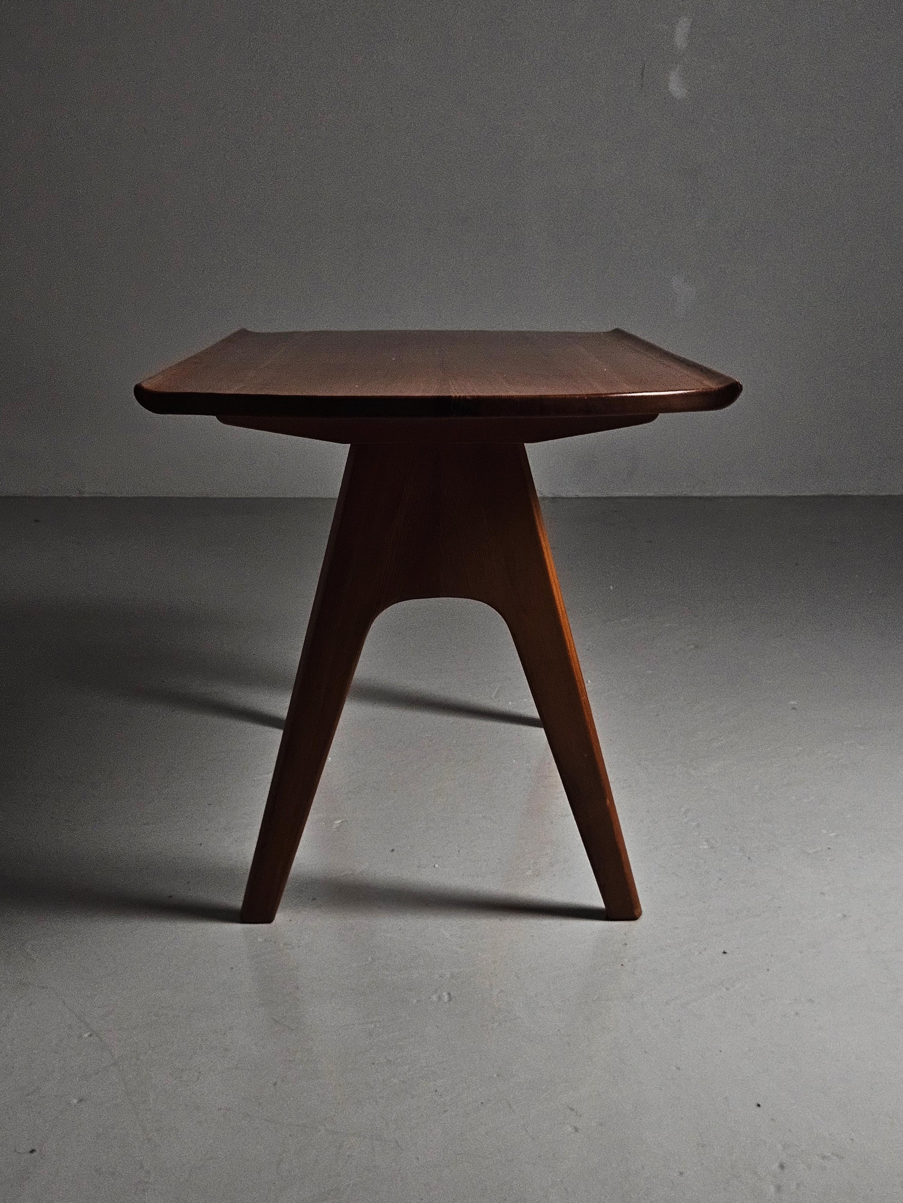 Suédois Table basse de designer suédois en pin par Svensk Fur, années 1940 en vente