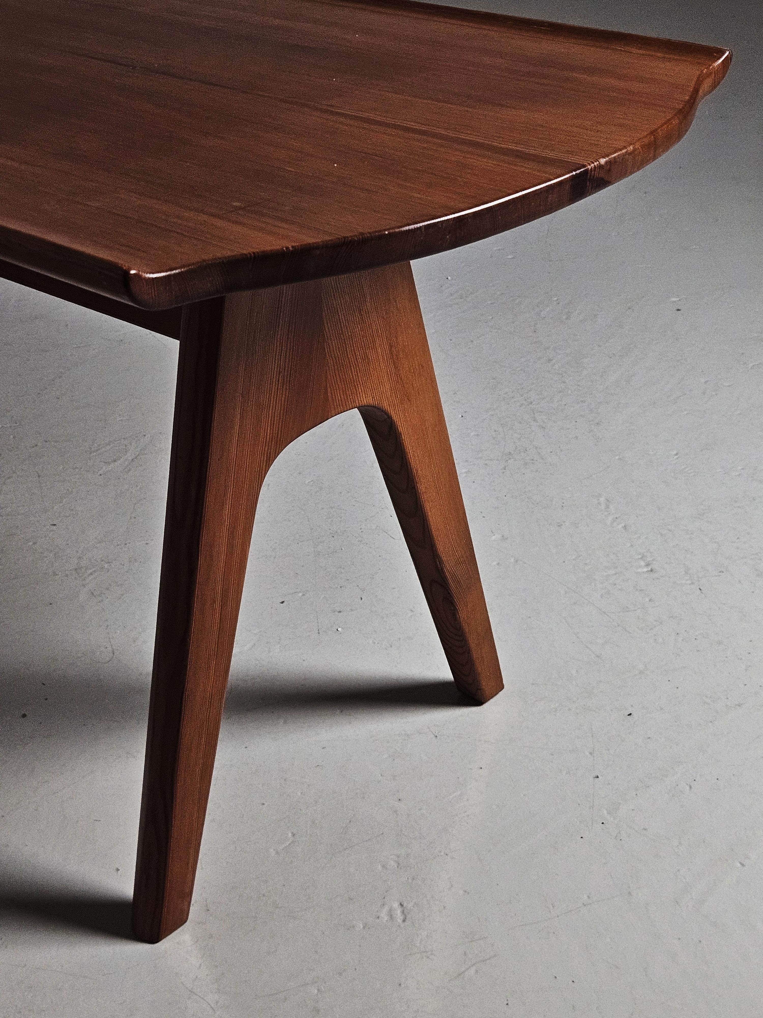 Table basse de designer suédois en pin par Svensk Fur, années 1940 Bon état - En vente à Eskilstuna, SE