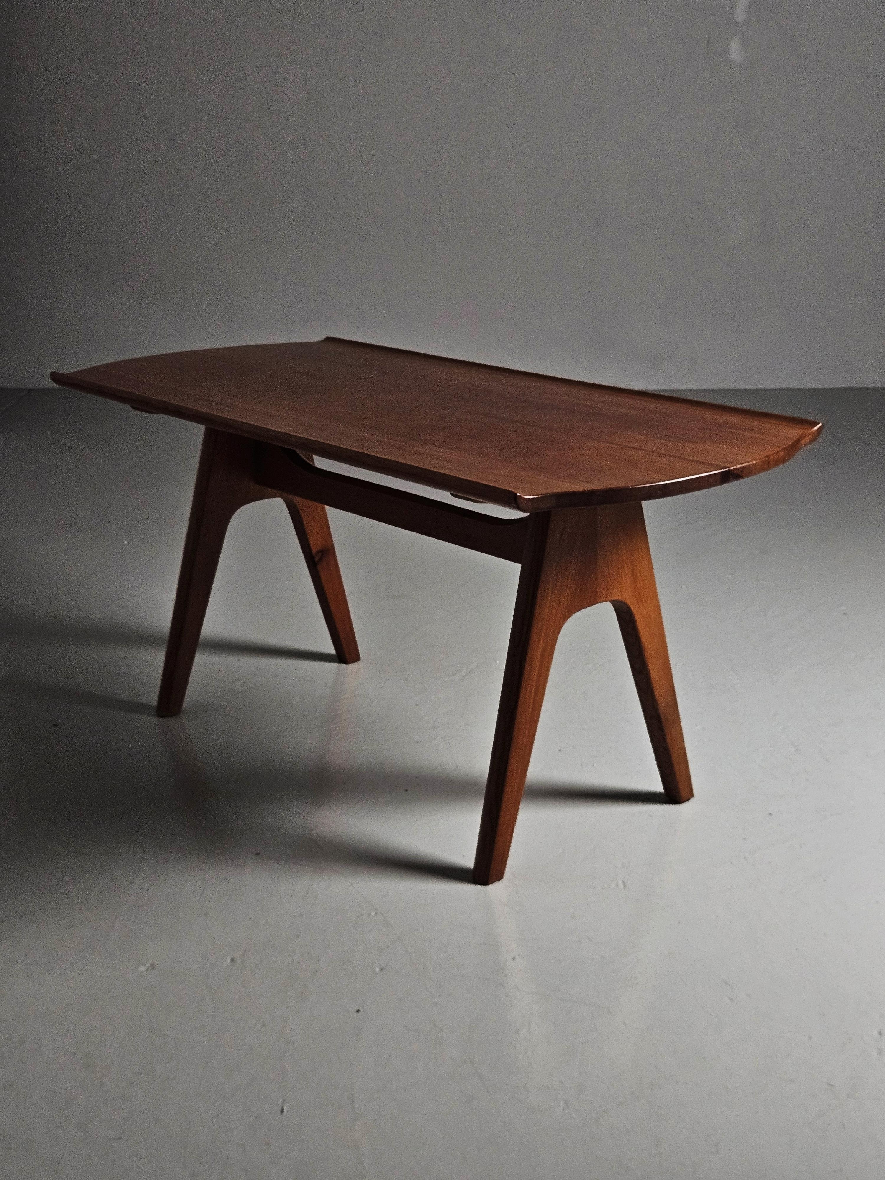 20ième siècle Table basse de designer suédois en pin par Svensk Fur, années 1940 en vente