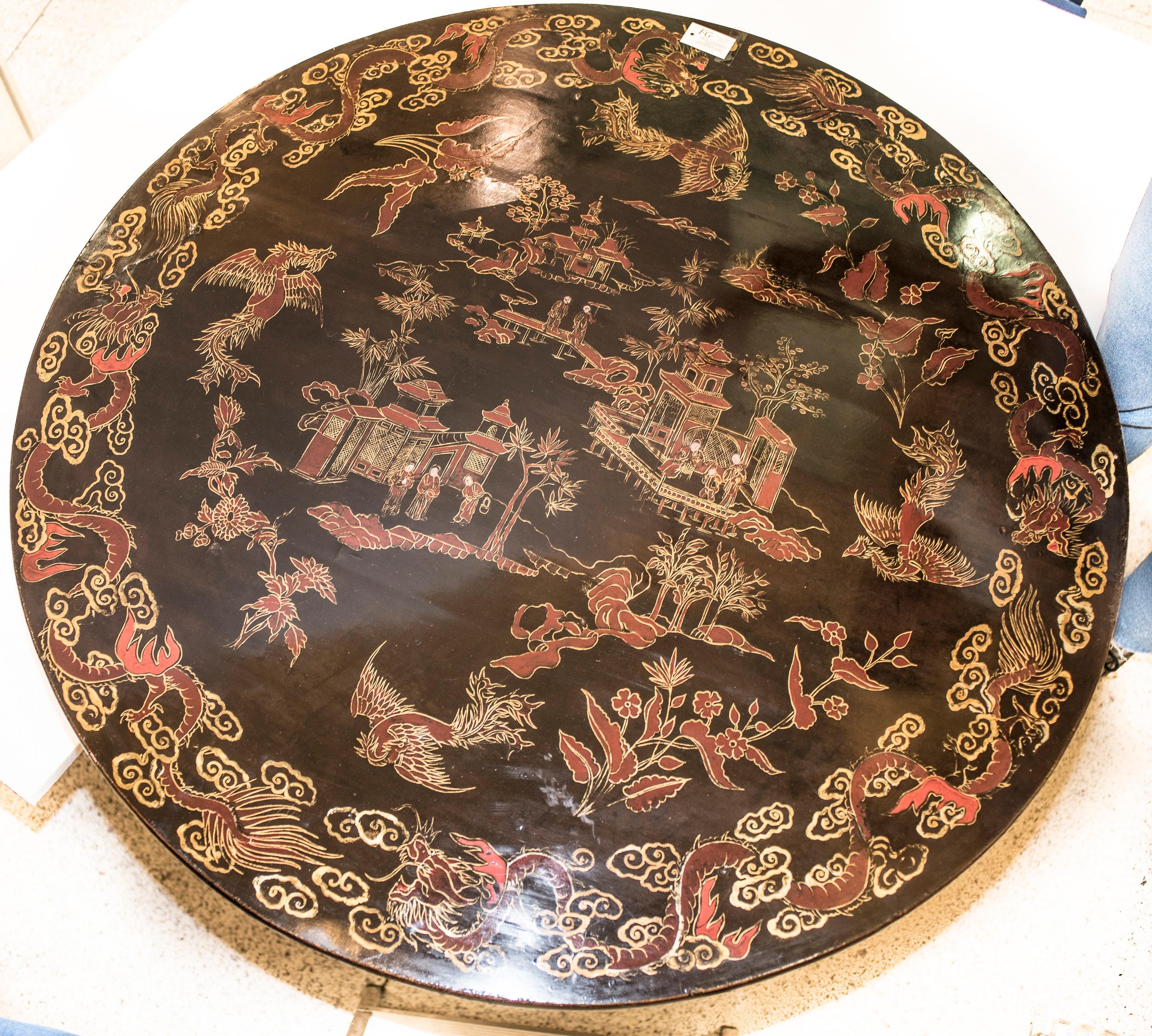 19th Century Tilt-Top Lacquered and Gilded Wood English Table with Chinoiseries 5