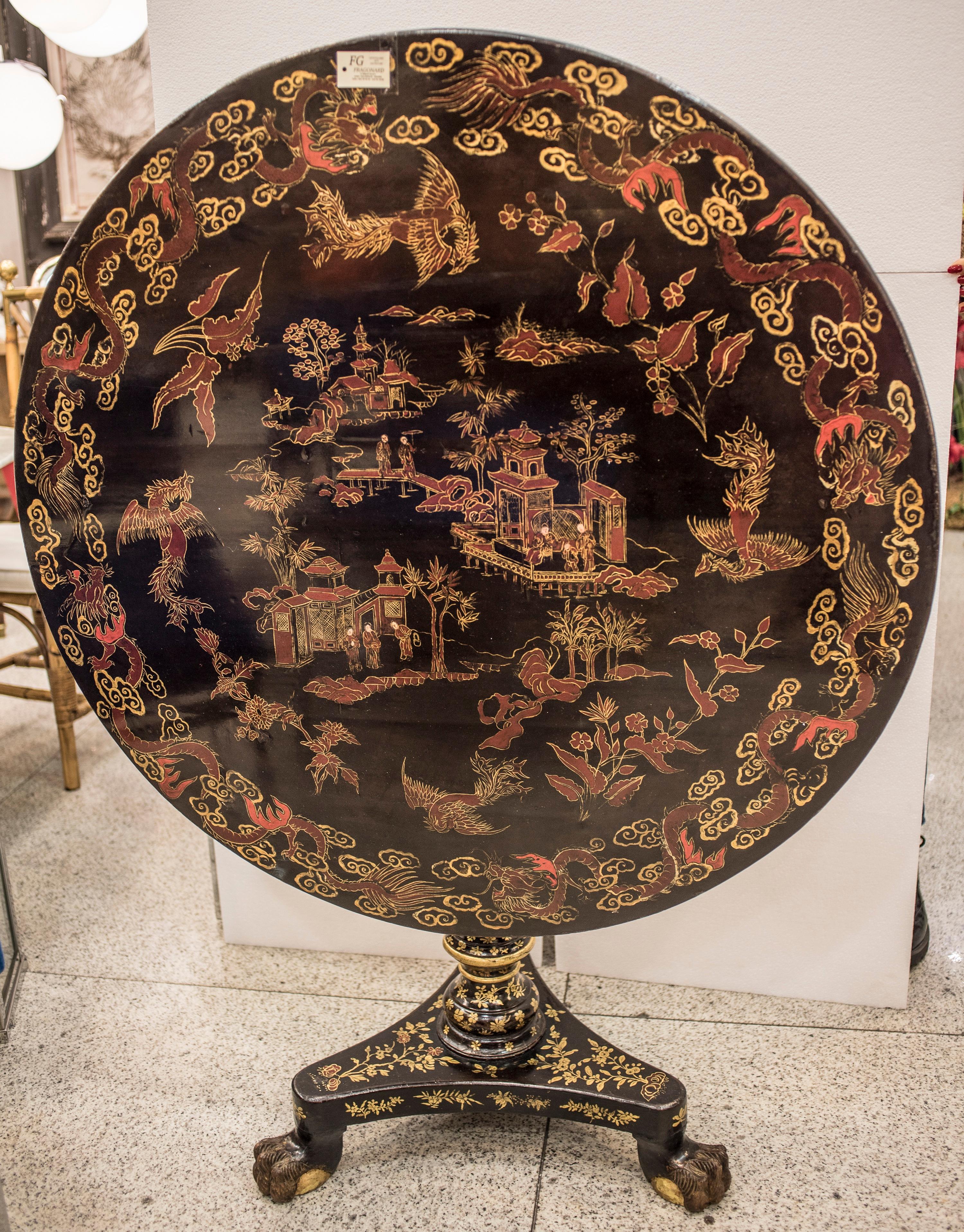 19th Century Tilt-Top Lacquered and Gilded Wood English Table with Chinoiseries 8