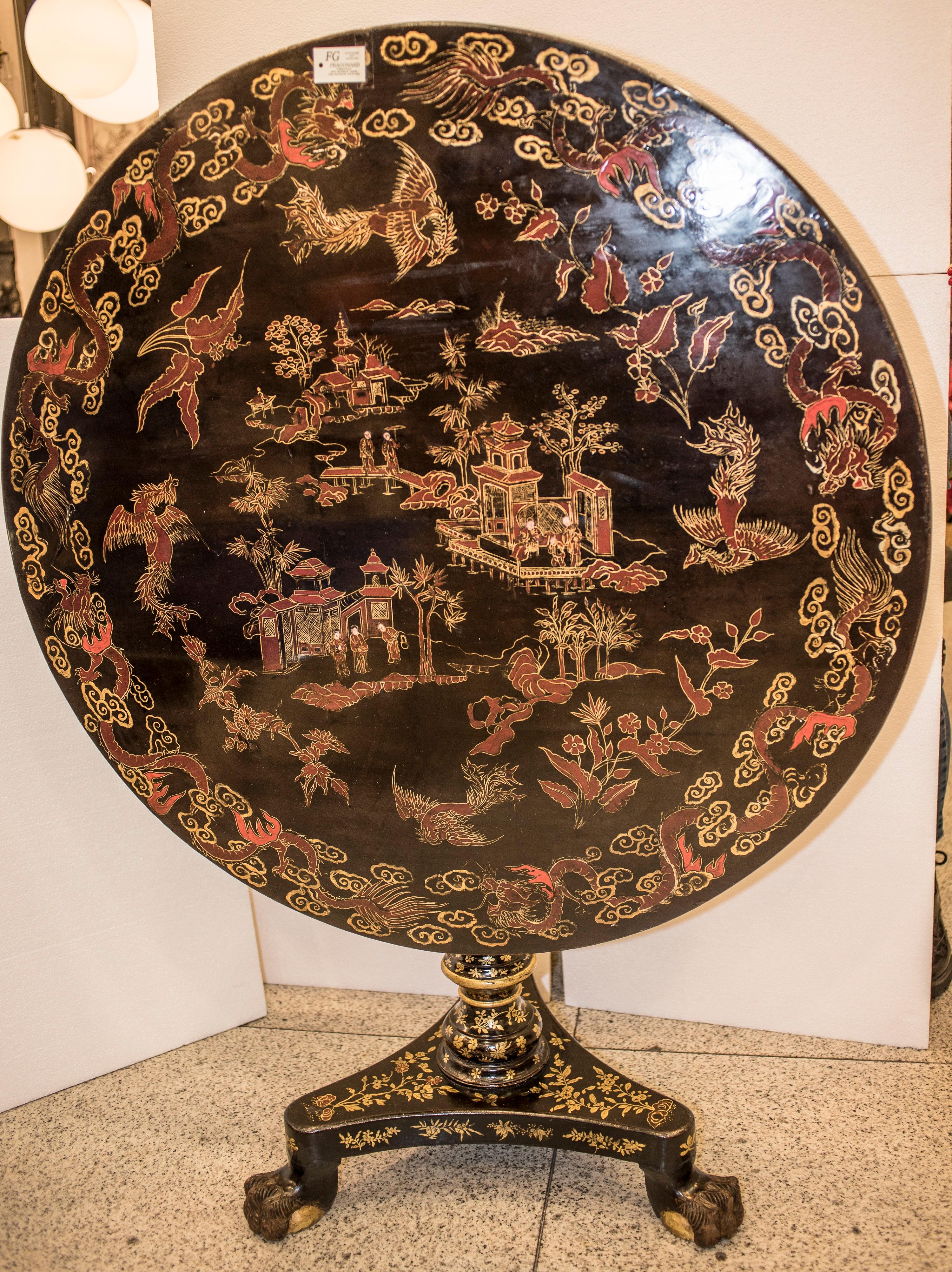 19th Century Tilt-Top Lacquered and Gilded Wood English Table with Chinoiseries 11