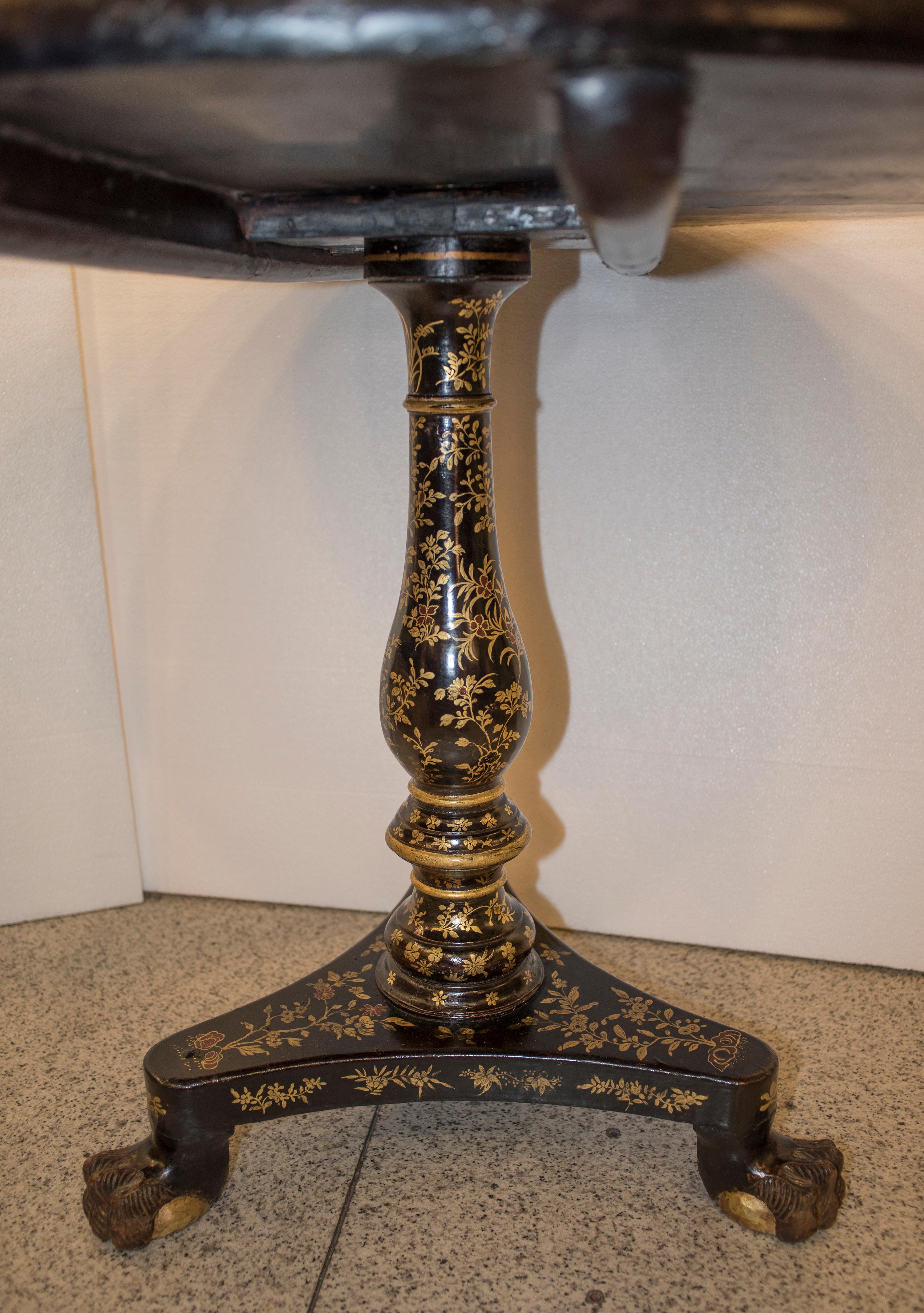 Early Victorian 19th Century Tilt-Top Lacquered and Gilded Wood English Table with Chinoiseries