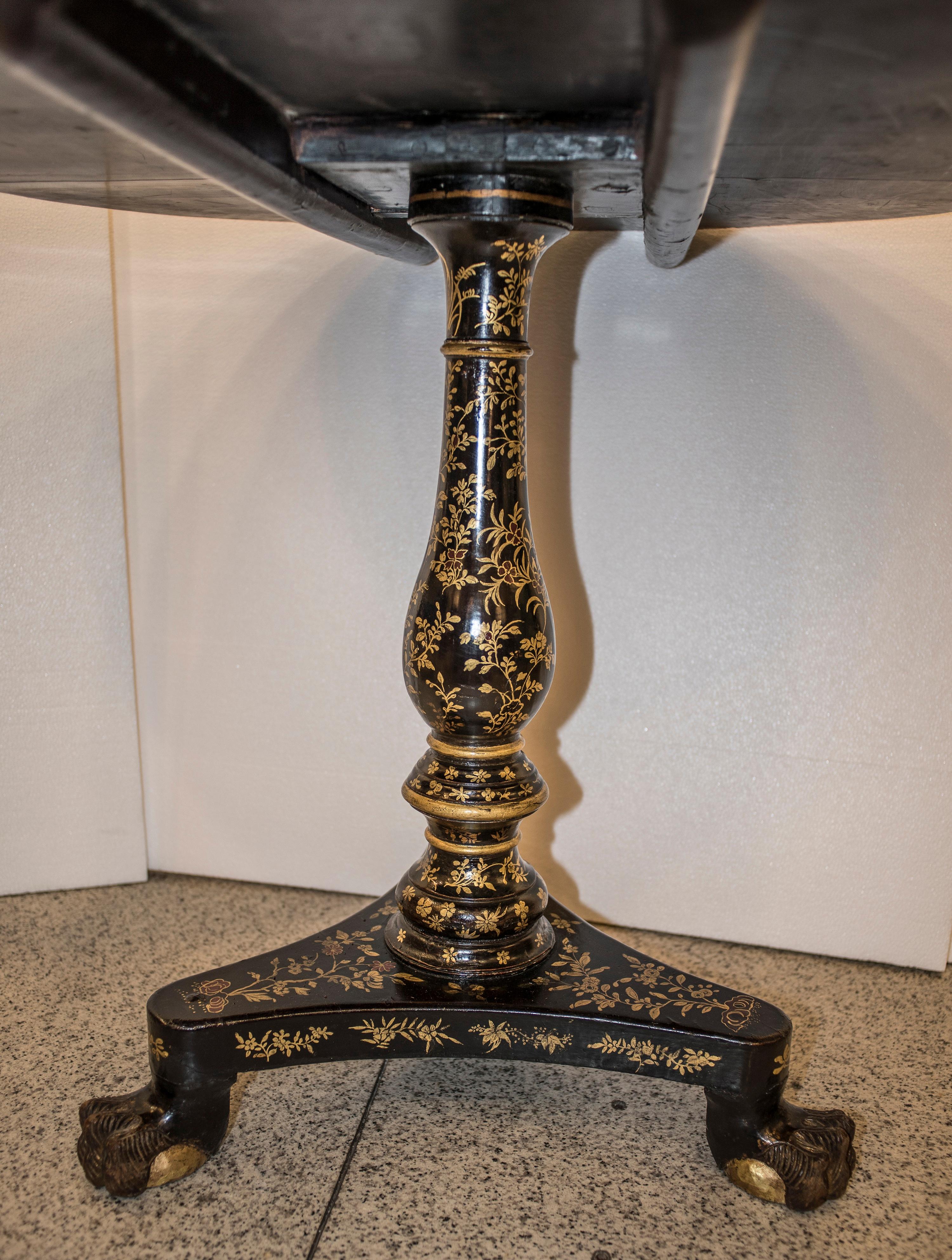 19th Century Tilt-Top Lacquered and Gilded Wood English Table with Chinoiseries (Englisch)