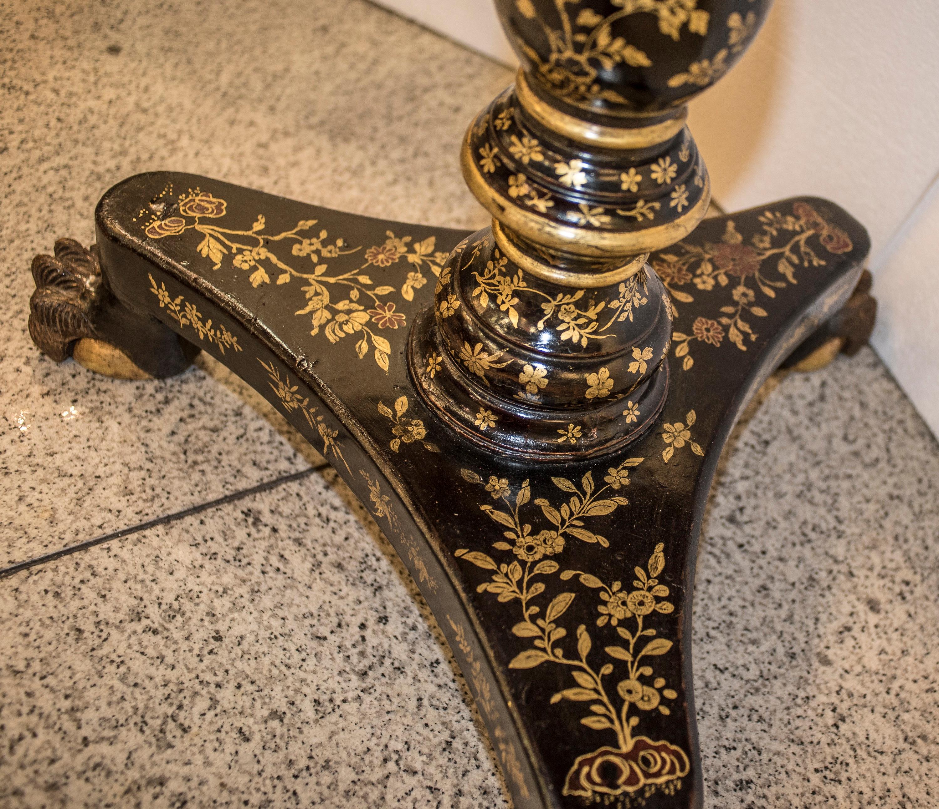 19th Century Tilt-Top Lacquered and Gilded Wood English Table with Chinoiseries (Handgeschnitzt)