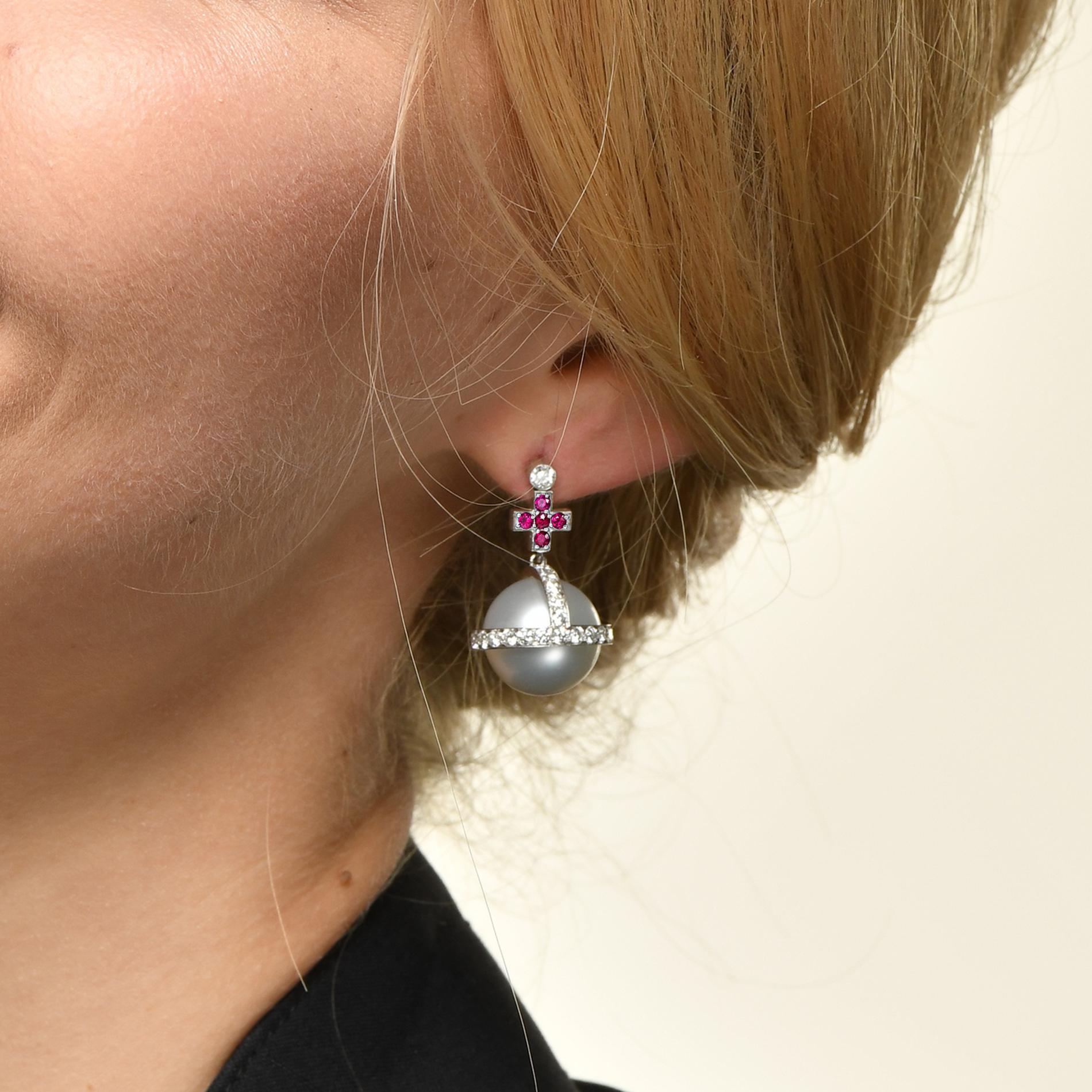 Contemporain Boucles d'oreilles sceptre en sybarite en or blanc avec diamants blancs, rubis et perles en vente