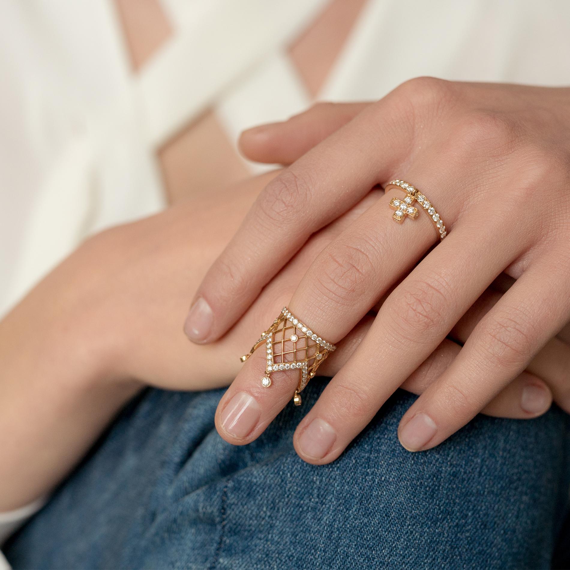 Faisant partie de notre collection Little Treasures, la bague Sybarite Crown Cluster apporte une touche de royauté à un produit de base de tous les jours. Reprenant la silhouette d'une bague classique et la rehaussant de contours nets et audacieux,