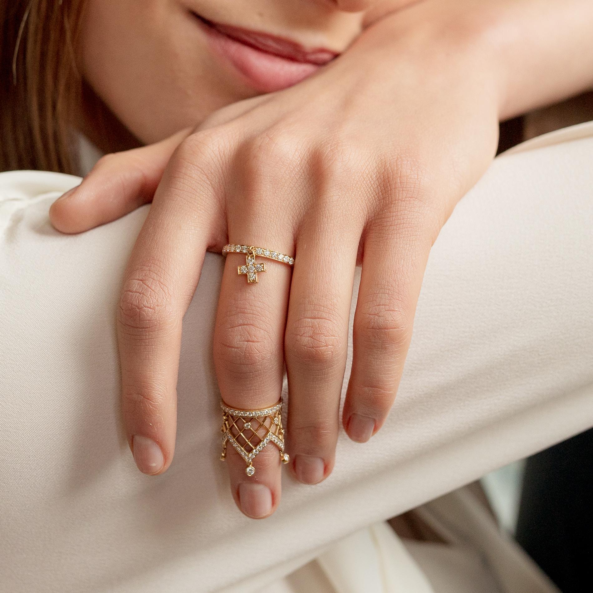 Contemporain Bague à couronne de sybarite en or jaune avec diamants blancs en vente