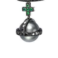 Anillo Cetro de Sibarita en Oro Ennegrecido con Diamantes Negros, Esmeraldas y Perla