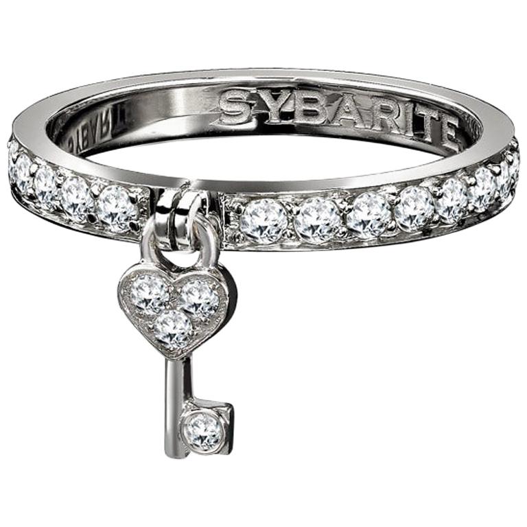 Bague pendante en sybarite avec clé en forme de cœur en or blanc 18 carats et diamants blancs en vente