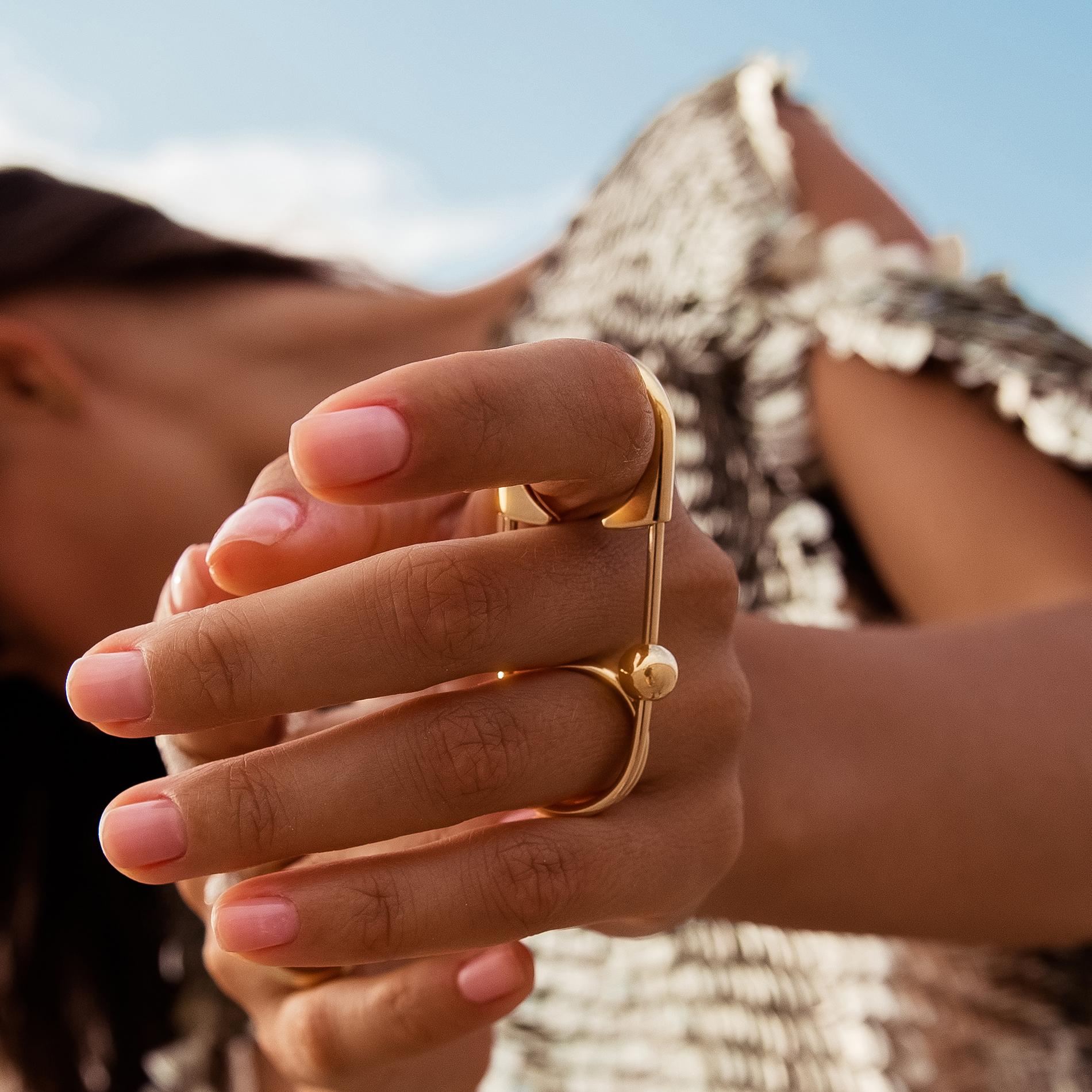 Breloque et collier de sécurité en or jaune avec épingle en sybarite Unisexe en vente