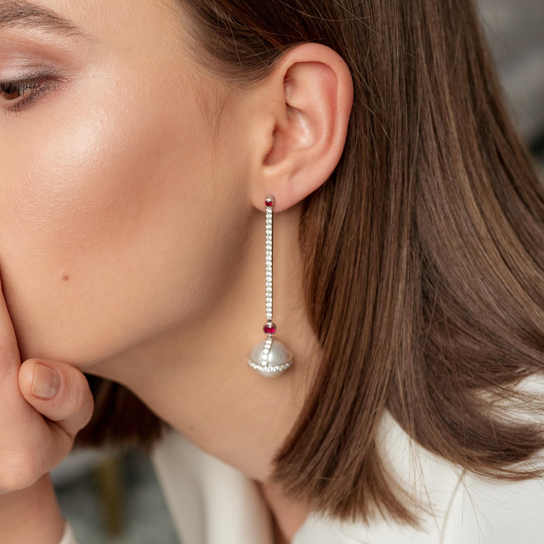 Boucles d'oreilles en goutte Sceptre en sybarite en or blanc avec diamants blancs, rubis et perles Neuf - En vente à London, GB