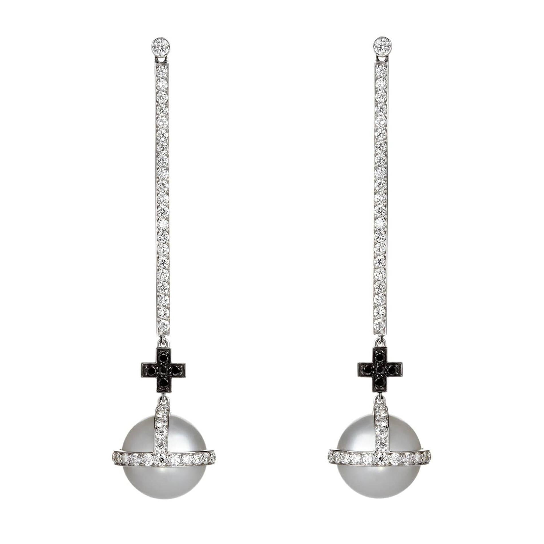 Boucles d'oreilles croix sceptre en or blanc avec diamants noirs et blancs en vente