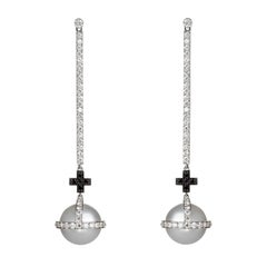 Boucles d'oreilles croix sceptre en or blanc avec diamants noirs et blancs