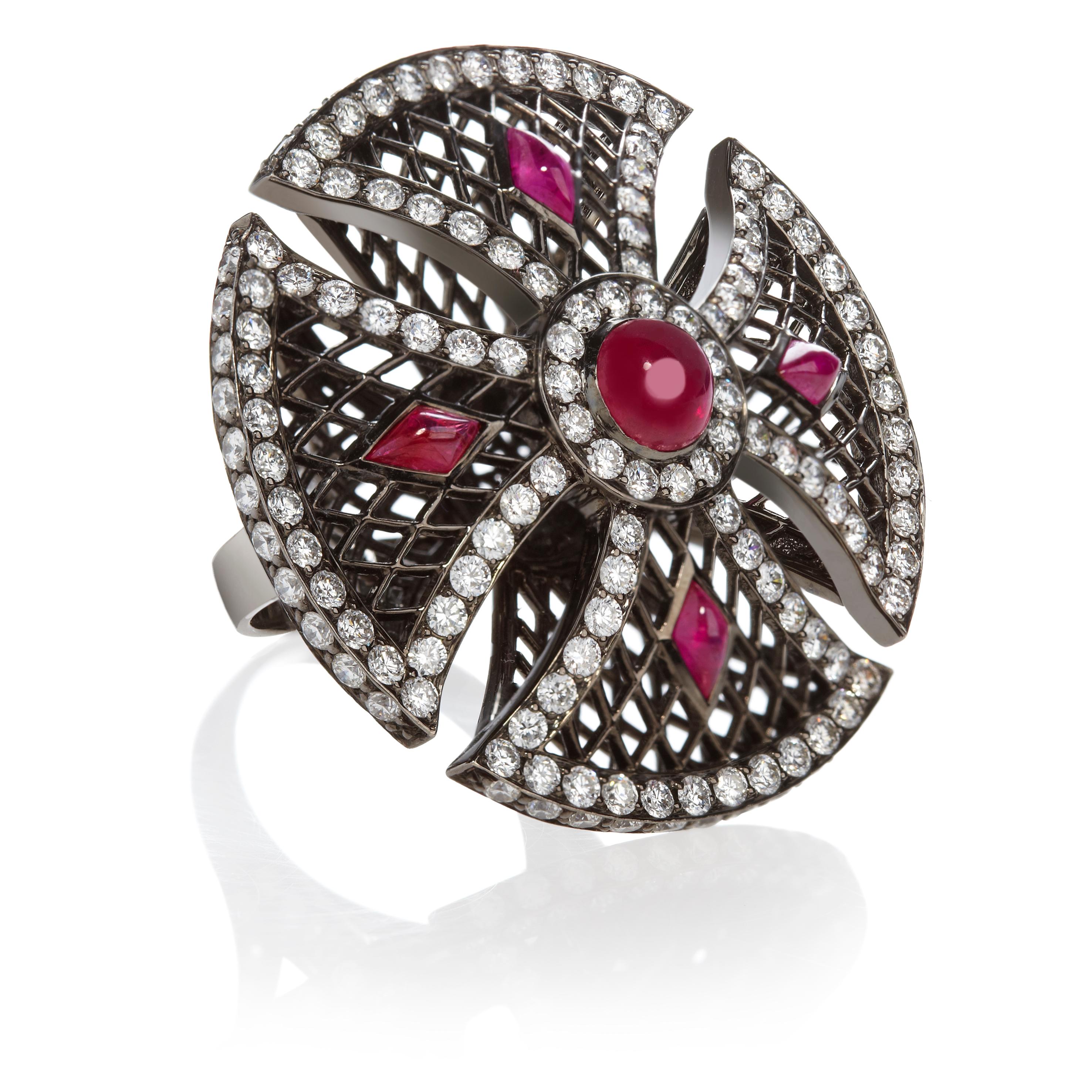 La Colección Patrimonio Sibarita se inspira en siglos de tradición e imaginería soberana. Elaborada con el mejor oro ennegrecido, esta pieza está engastada con rubíes y diamantes negros de talla redonda.

Impregnada de herencia, esta pieza se