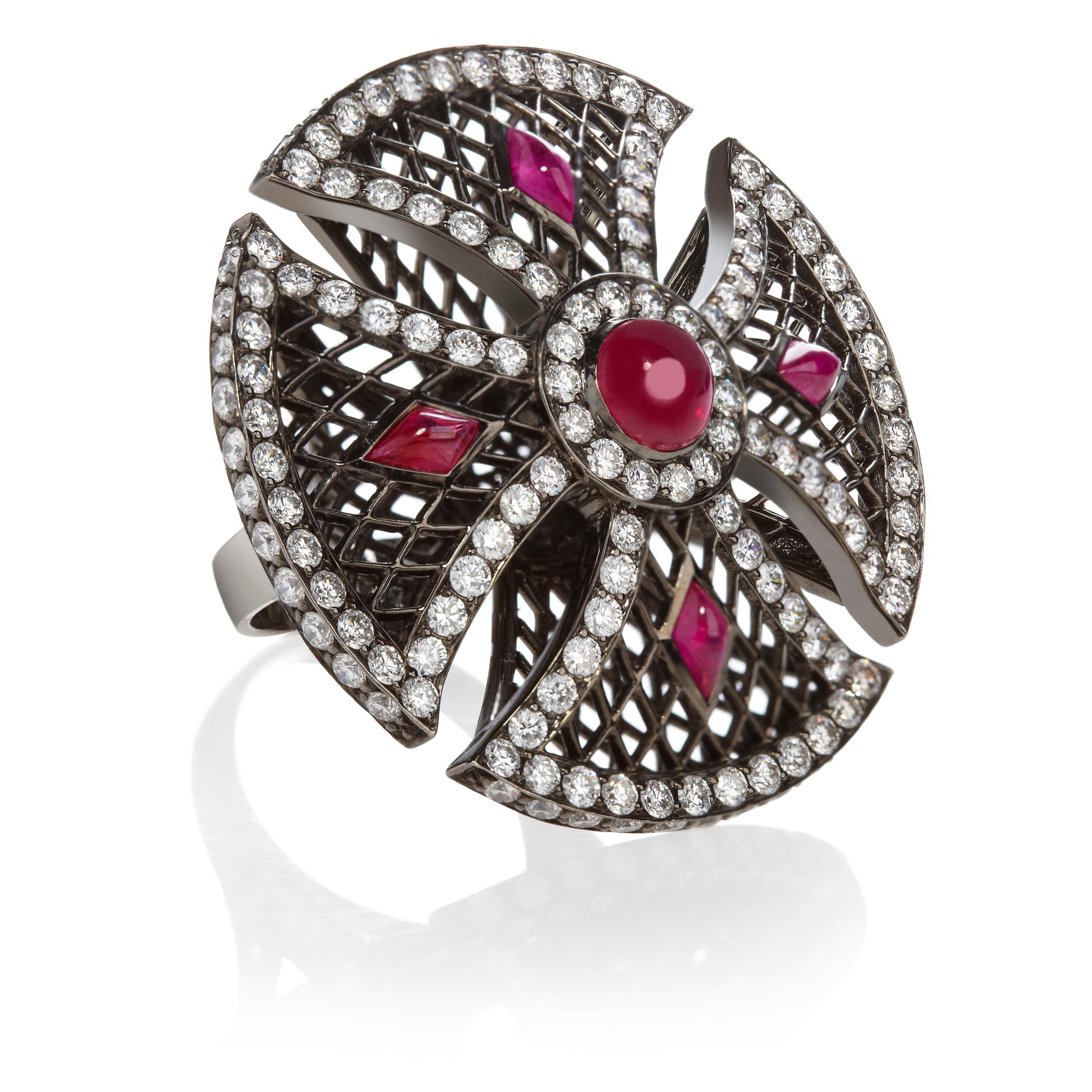 La collection Sybarite Heritage s'appuie sur des siècles de tradition et d'imagerie souveraine. Confectionnée dans l'or noirci le plus fin, cette pièce est embrasée de diamants noirs et de rubis de taille ronde.

Imprégnée d'héritage, cette pièce