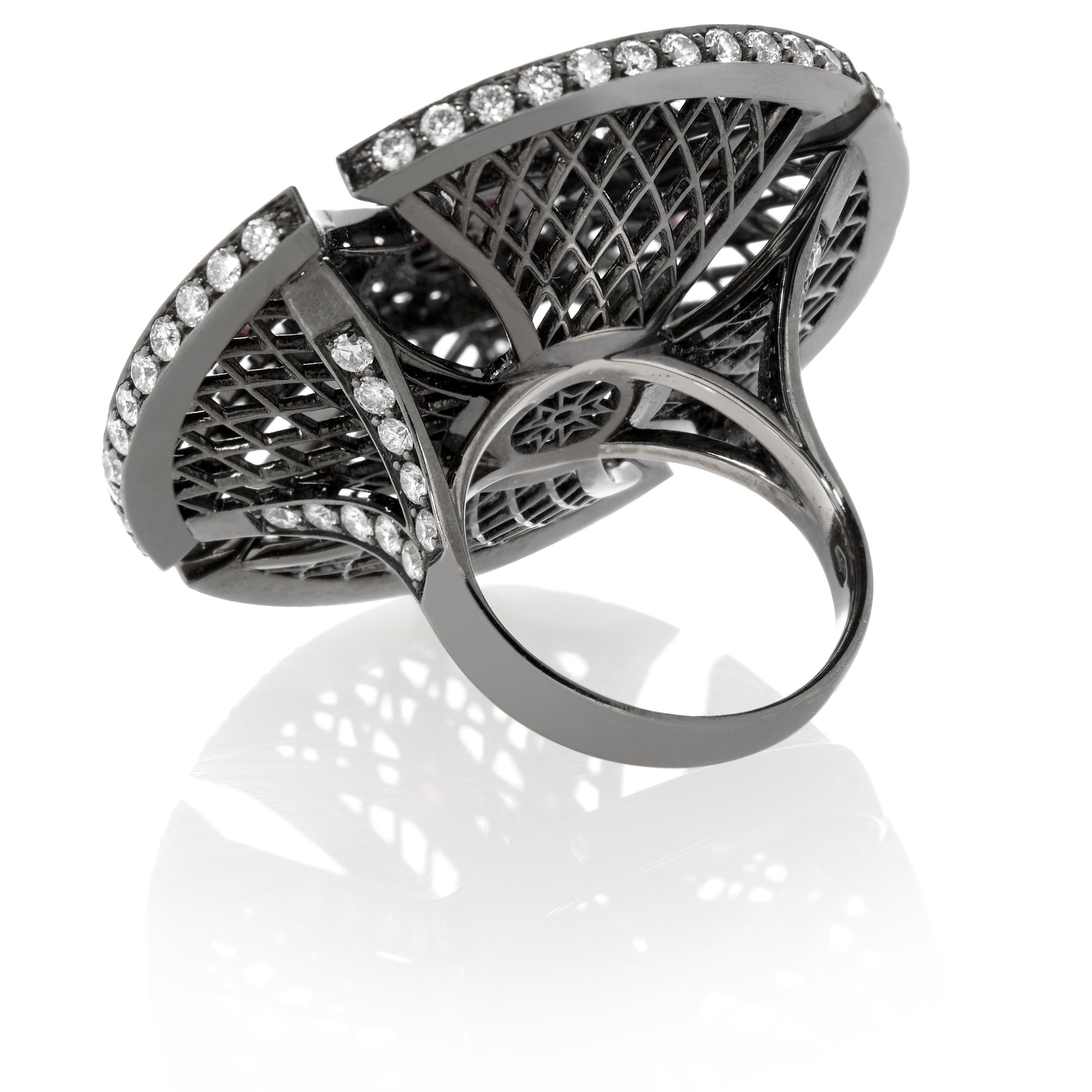 Sybarit- Heritage-Ring aus geschwärztem Gold mit schwarzen Diamanten und Rubinen (Zeitgenössisch) im Angebot
